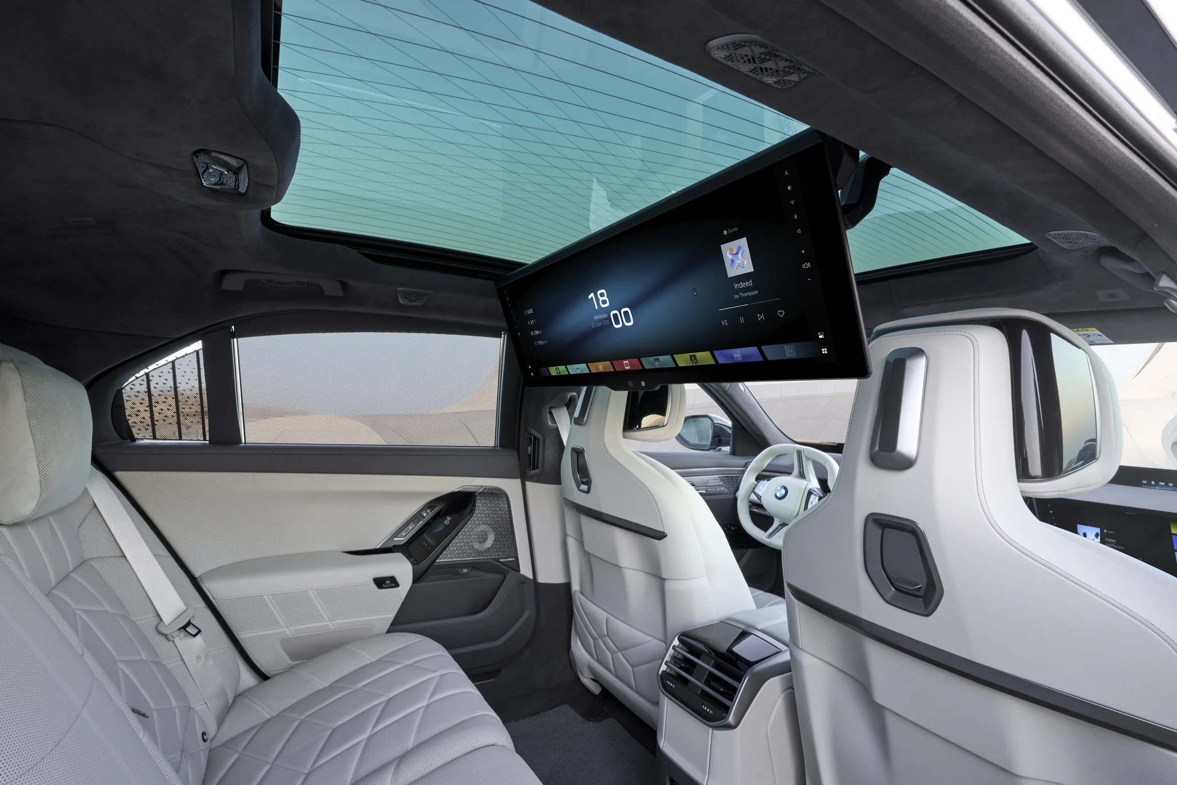 BMW 7er Fond mit großem Theatre Screen und luxuriösen weißen Sitzen