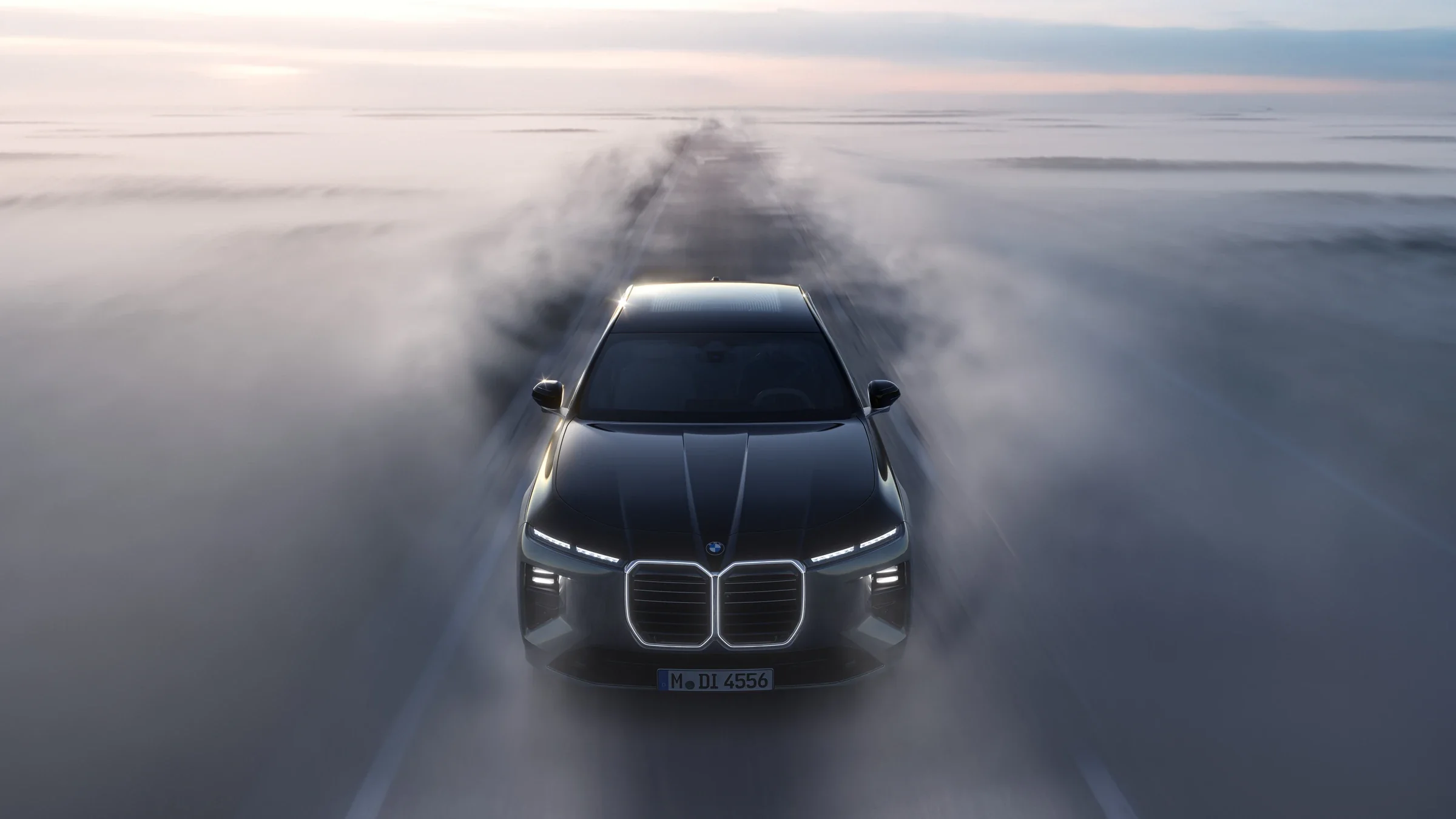 BMW 7er frontal bei Dämmerung mit beleuchteter Niere