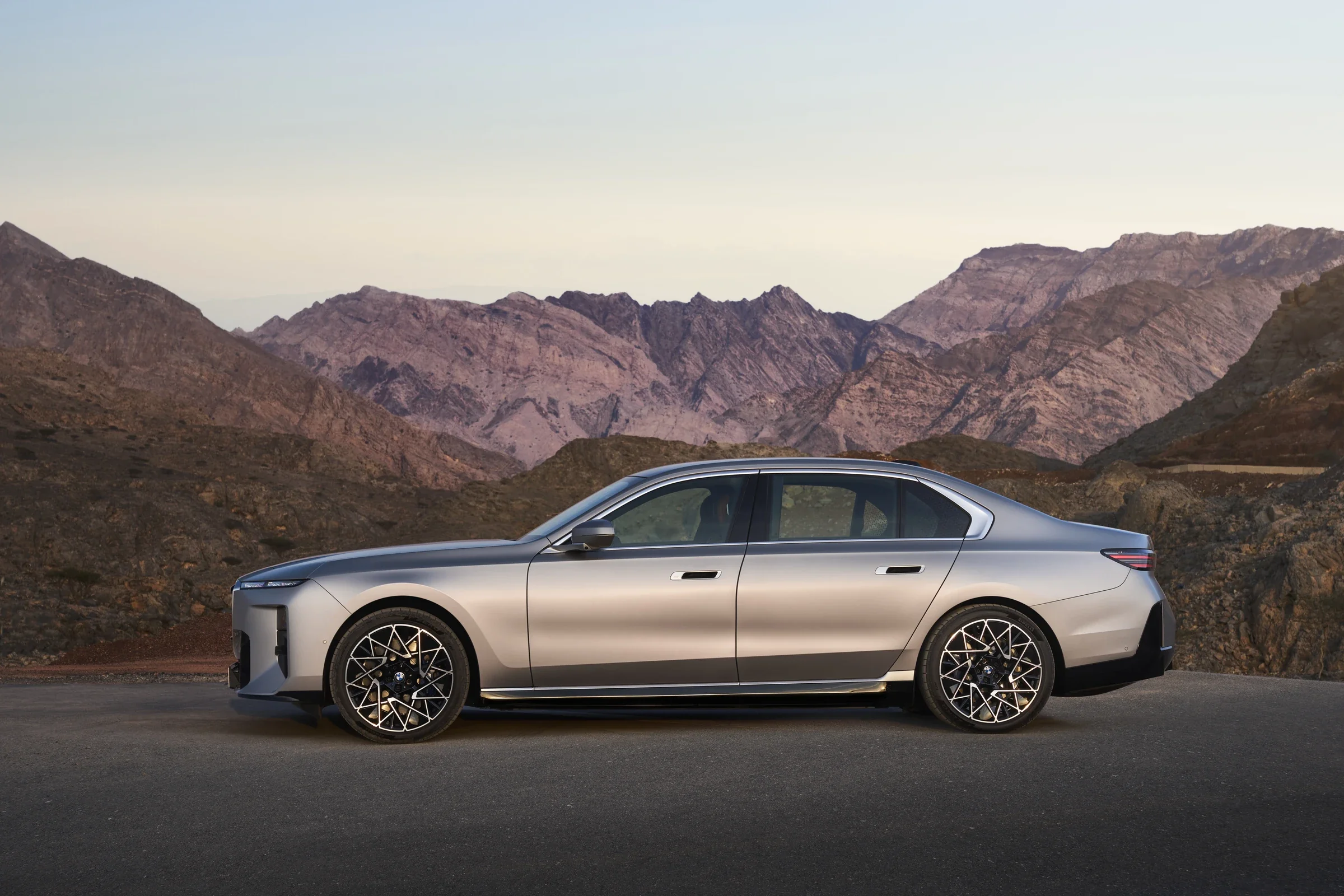 BMW 7er in Seitenansicht vor einer Berglandschaft
