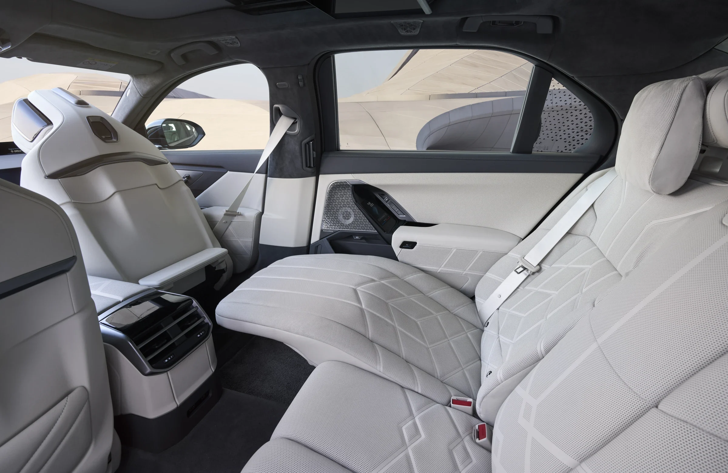 BMW 7er Fond mit weißen Ledersitzen und großzügiger Beinfreiheit