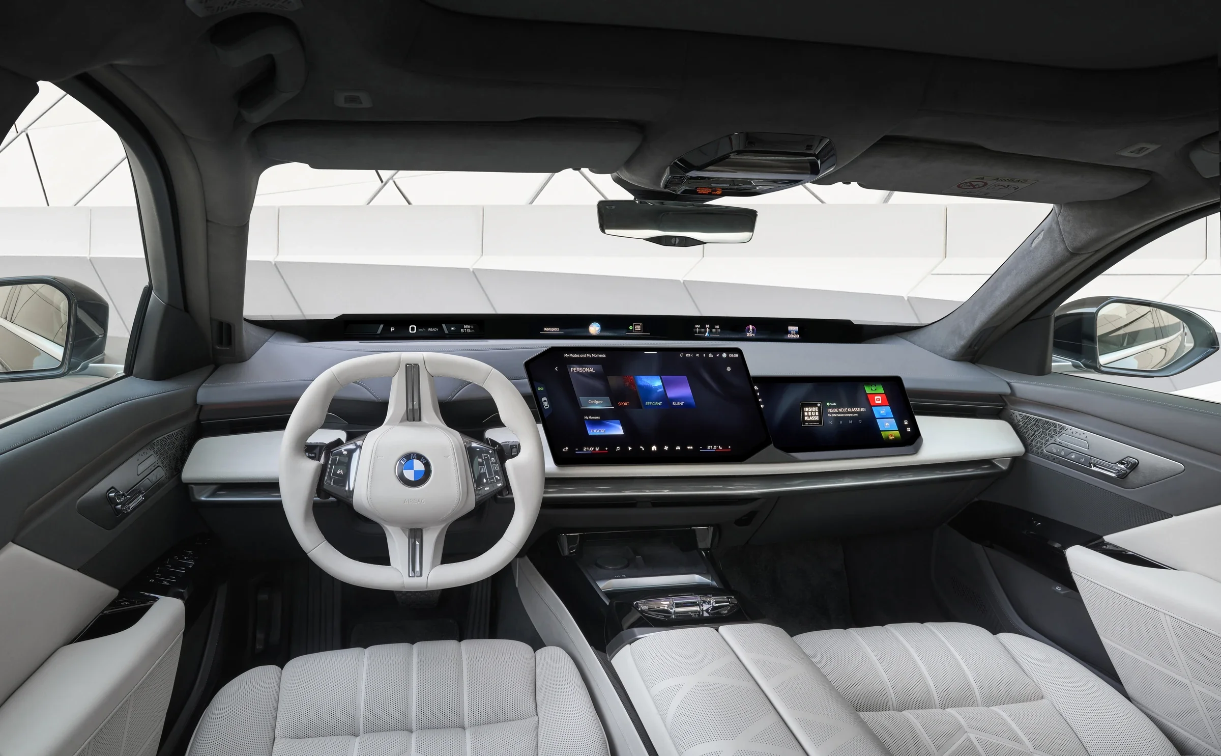 Innenraum des BMW 7er mit digitalem Cockpit und breitem Display
