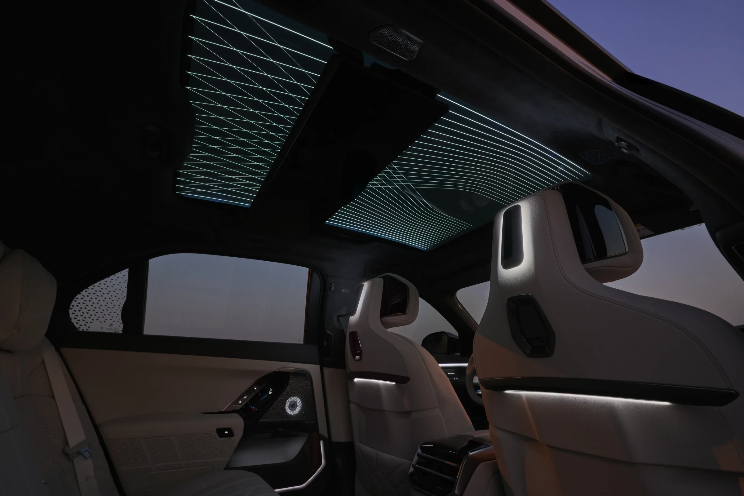 Innenraum des BMW 7er bei Dunkelheit mit Ambientebeleuchtung
