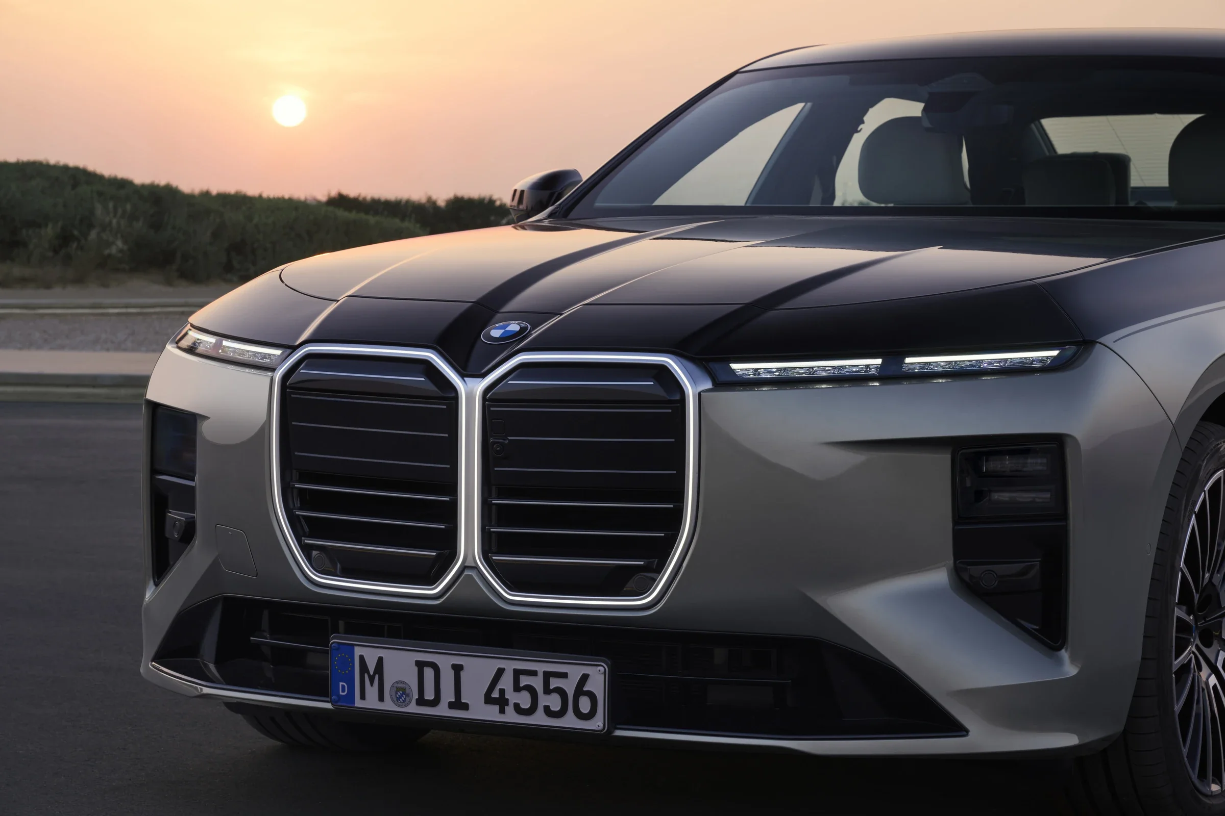 BMW 7er von vorne mit schmalen Frontleuchten und großer BMW-Niere