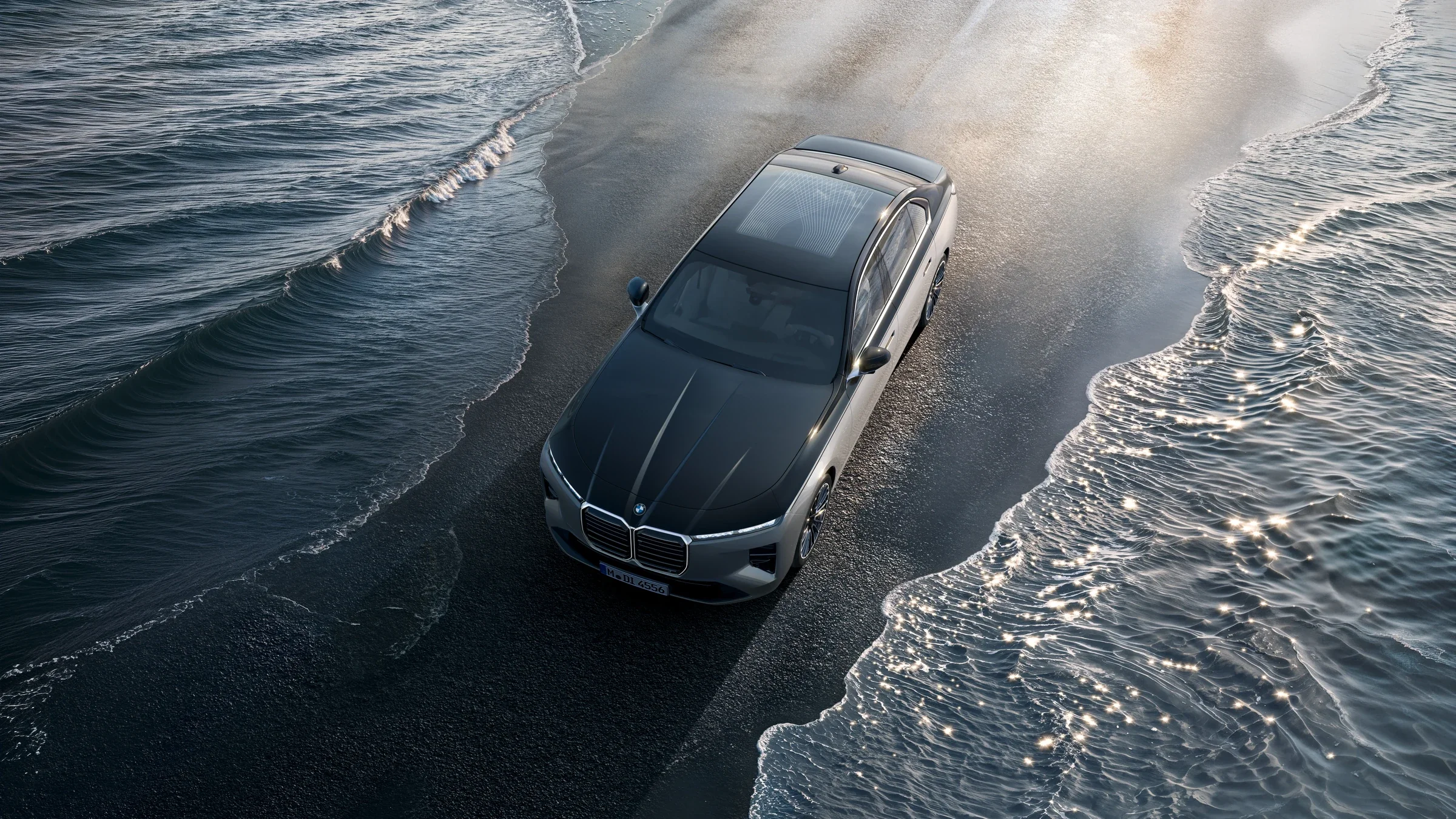BMW 7er bei ruhiger Fahrt entlang einer Küstenstraße