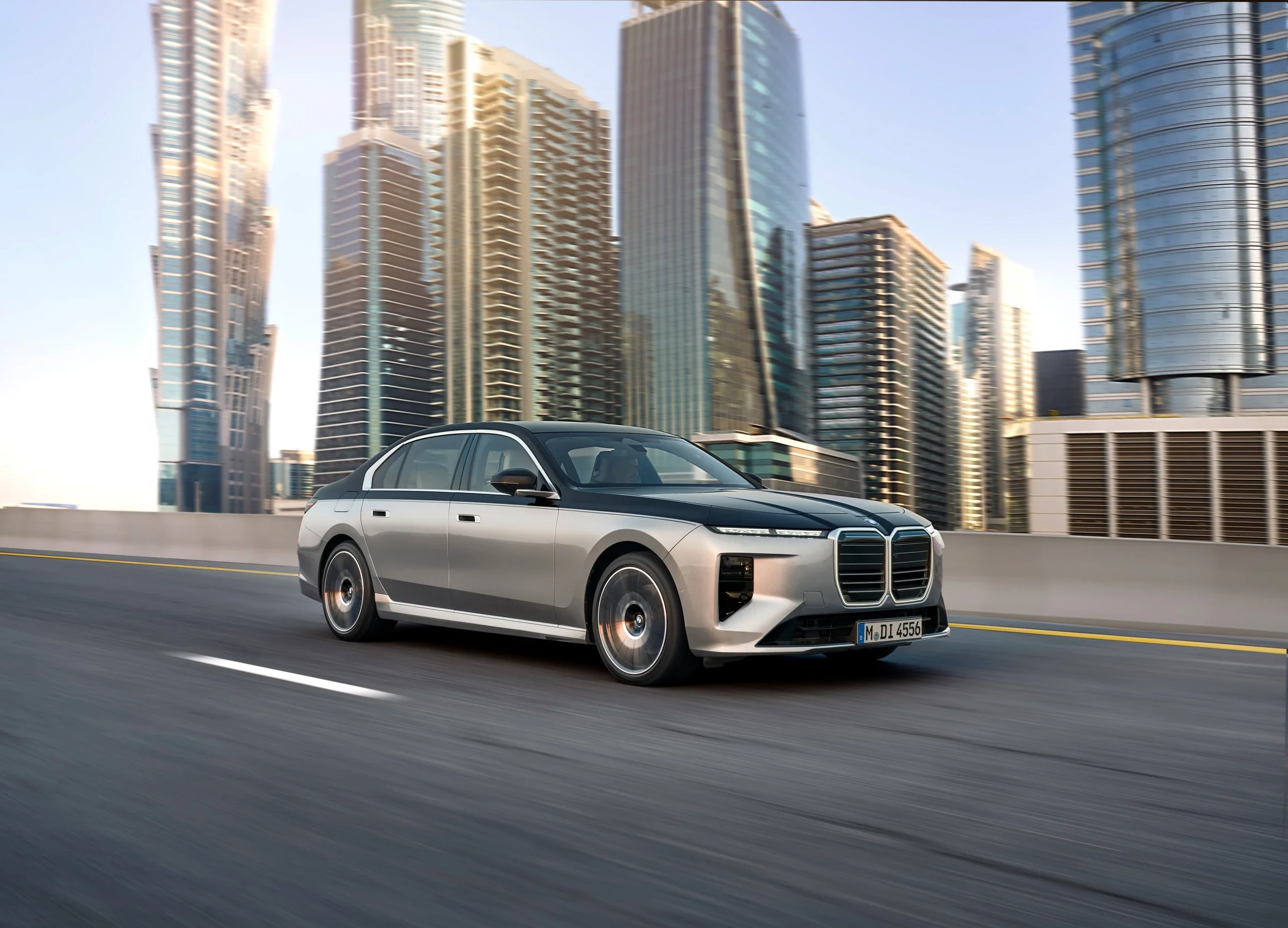 BMW 7er bei Fahrt durch eine moderne Innenstadt