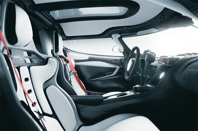 Cockpit des Koenigsegg CCGT1 mit Carbon-Schalensitzen und heller Innenausstattung