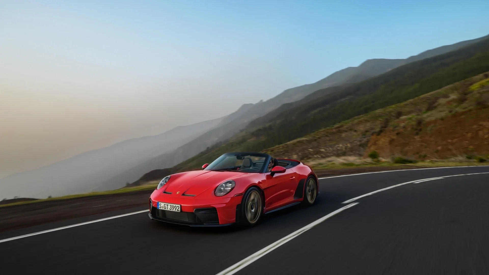 Porsche 911 GT3 S/C bei sportlicher Fahrt auf kurviger Straße