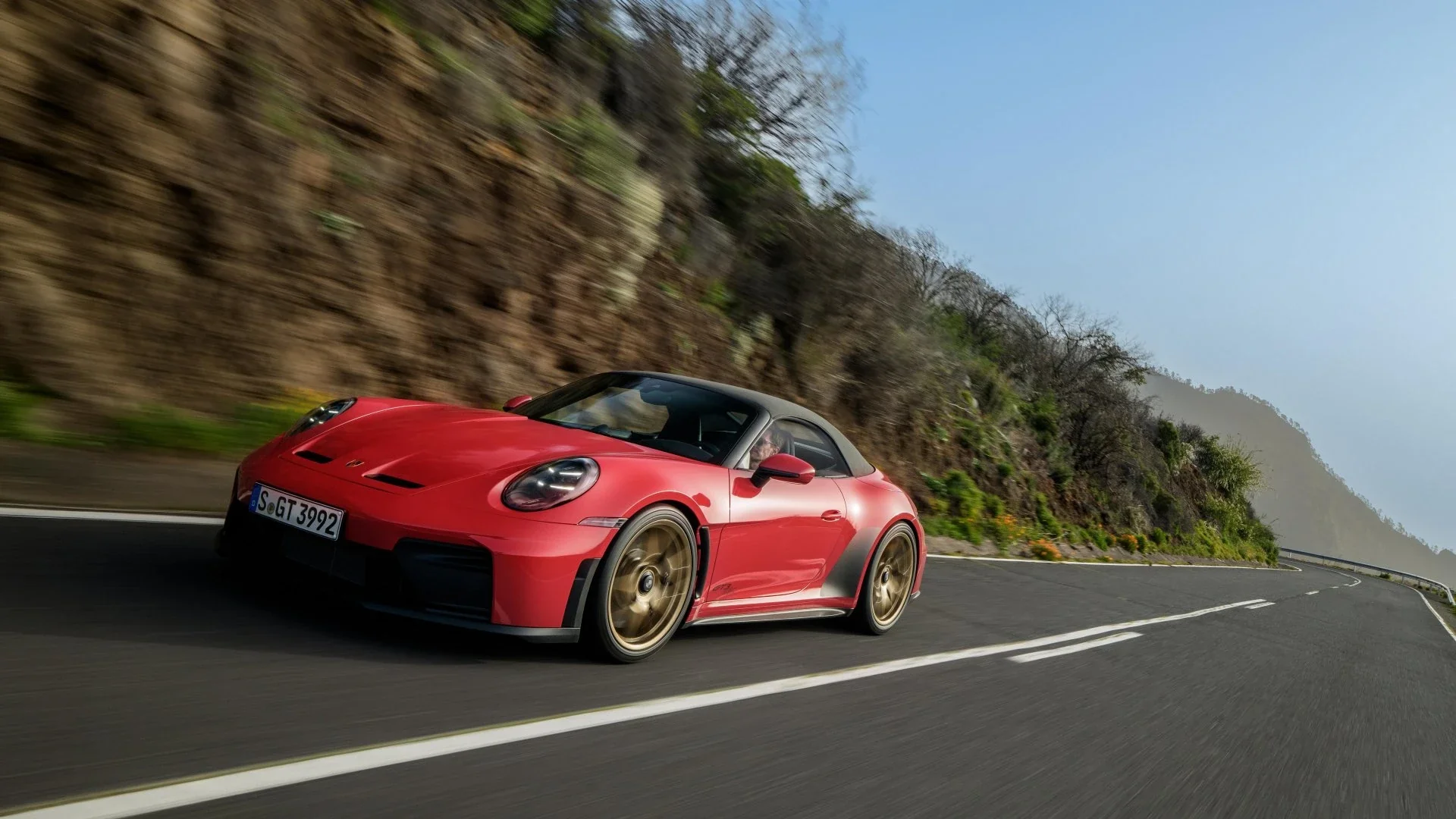 Porsche 911 GT3 S/C offen bei Fahrt auf einer Landstraße