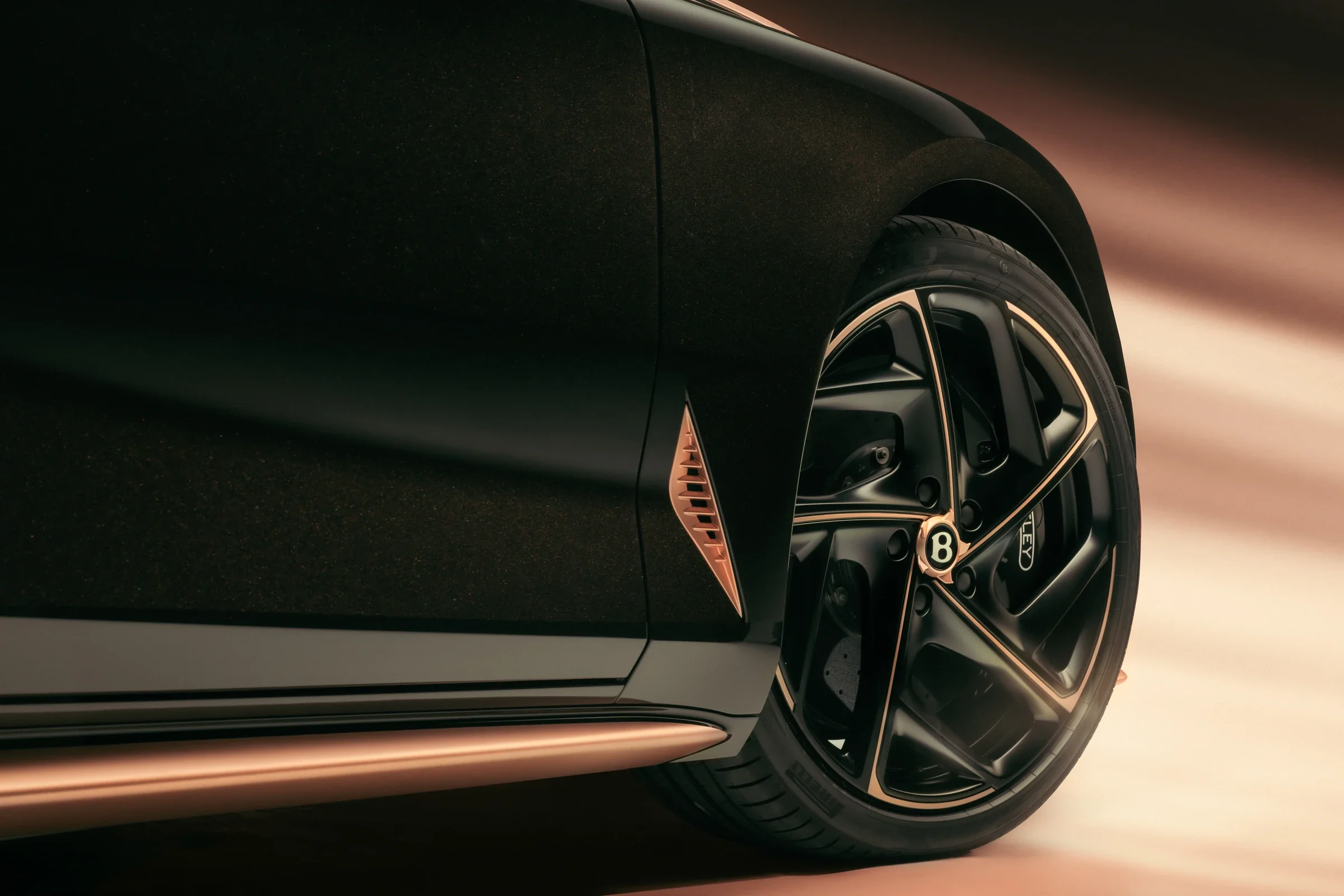 Detail des Bentley Batur Black Rose mit 22-Zoll-Rad und Roségold-Akzenten