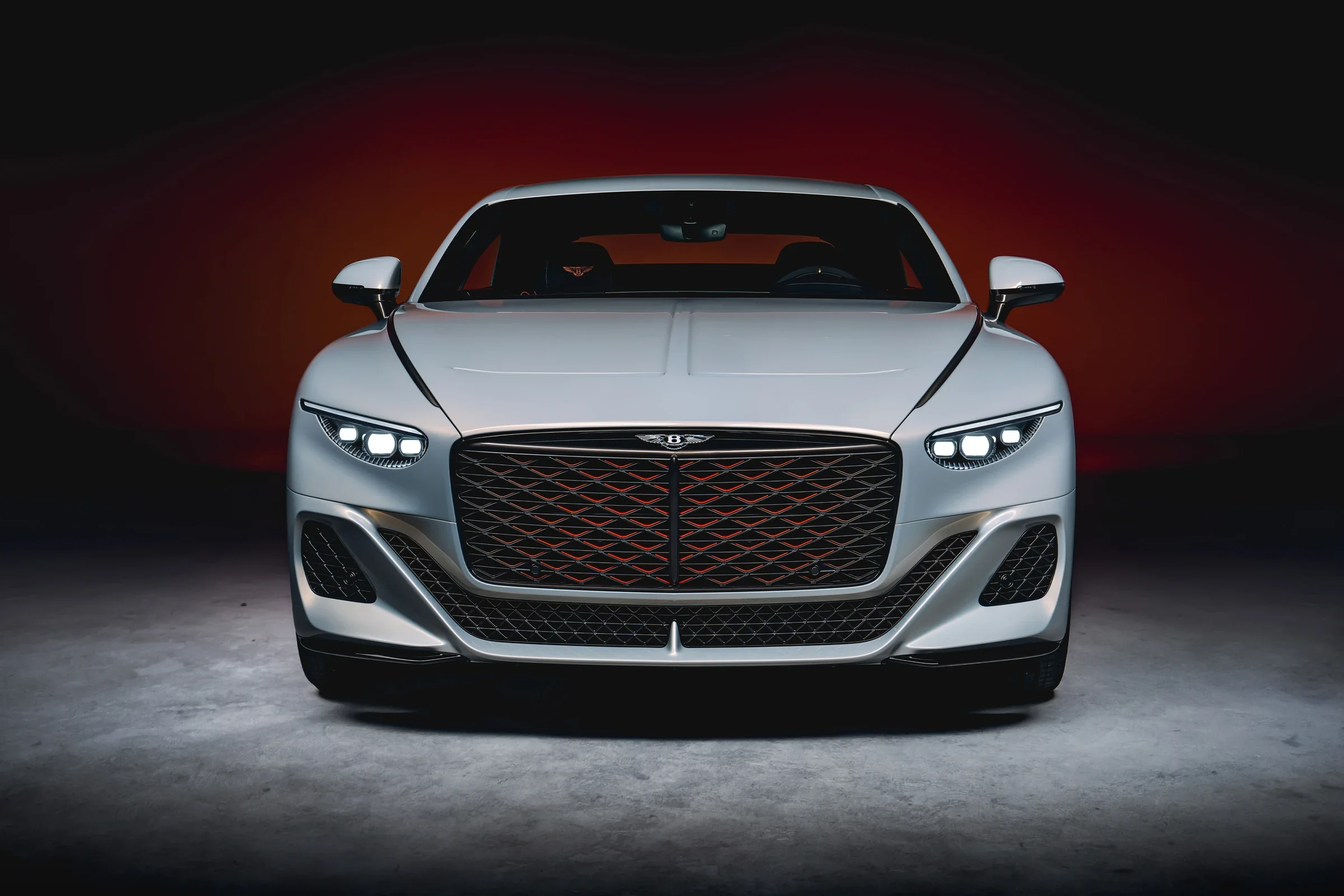 Front des Bentley Batur mit schmalen Scheinwerfern und großem Kühlergrill