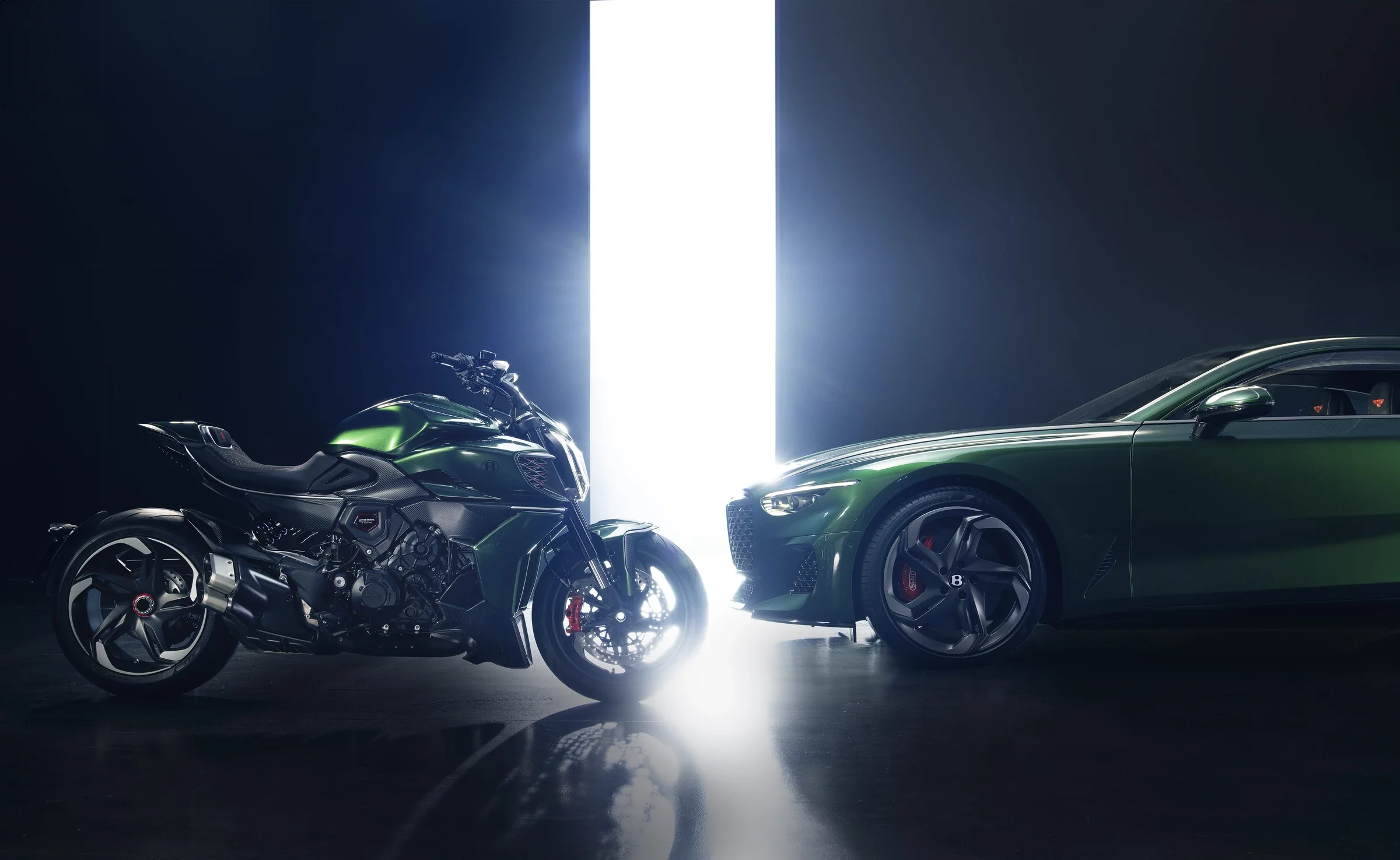 Ducati Diavel for Bentley neben dem Bentley Batur Coupé