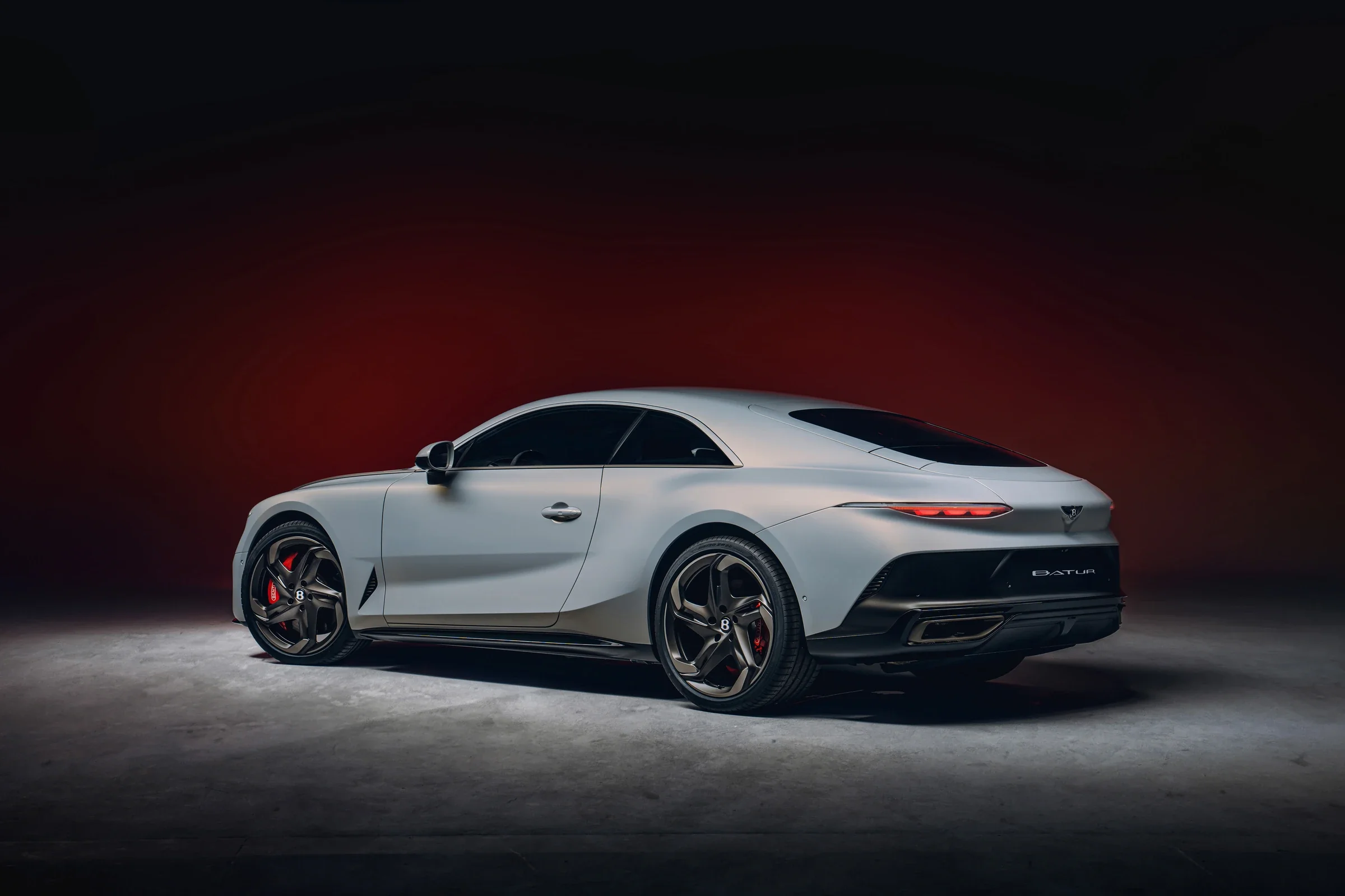 Seitenansicht des Bentley Batur Coupé mit langer Motorhaube und flacher Dachlinie
