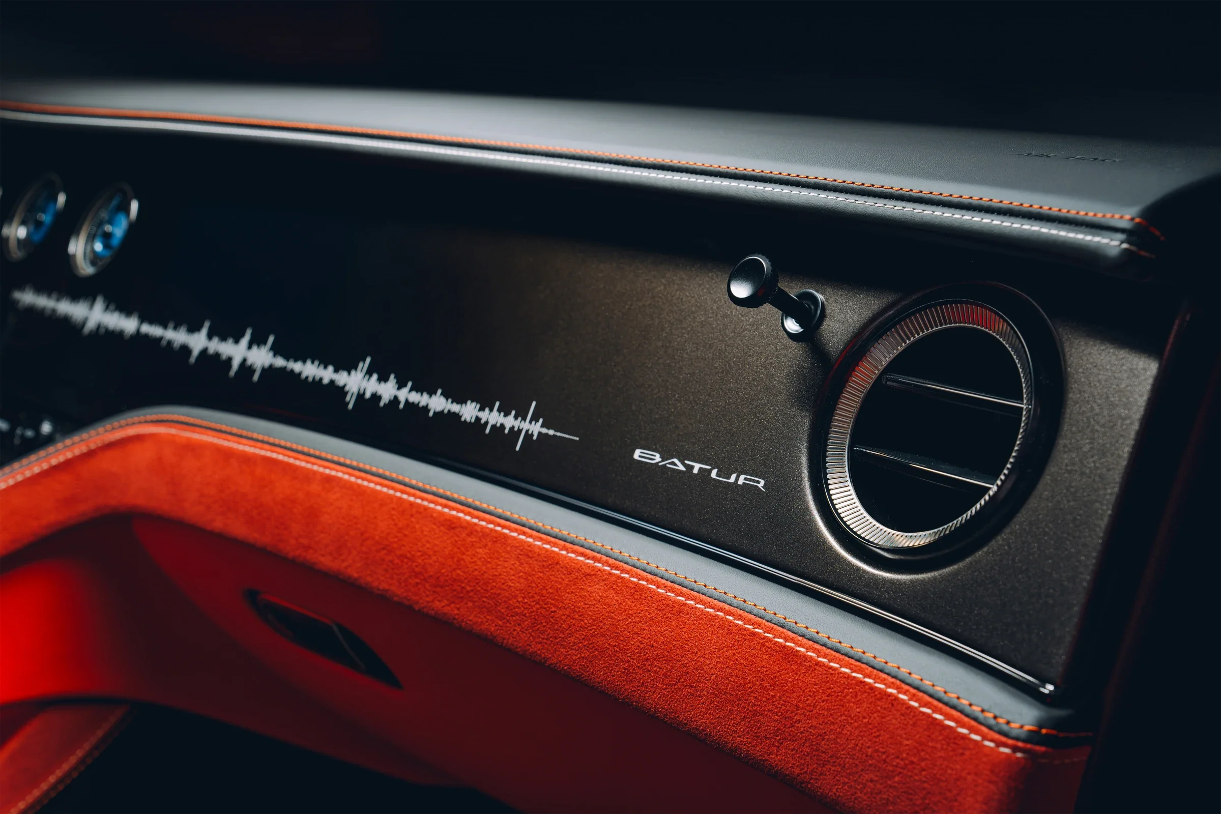 Detail des Bentley Batur Innenraums mit Leder, Nähten und hochwertigen Oberflächen