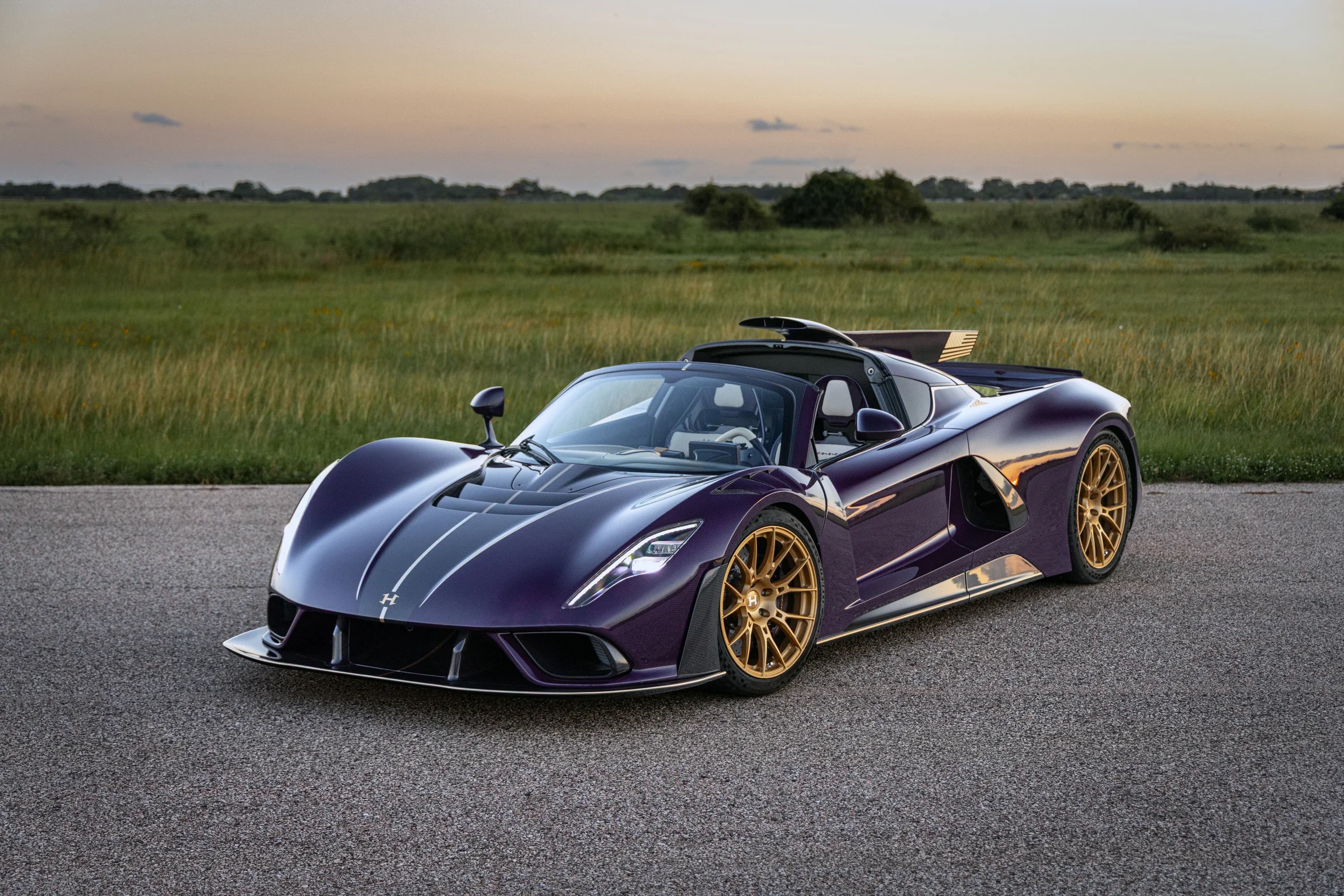 Hennessey Venom F5-M Roadster aus der Dreiviertelansicht von vorne in violettem Carbon
