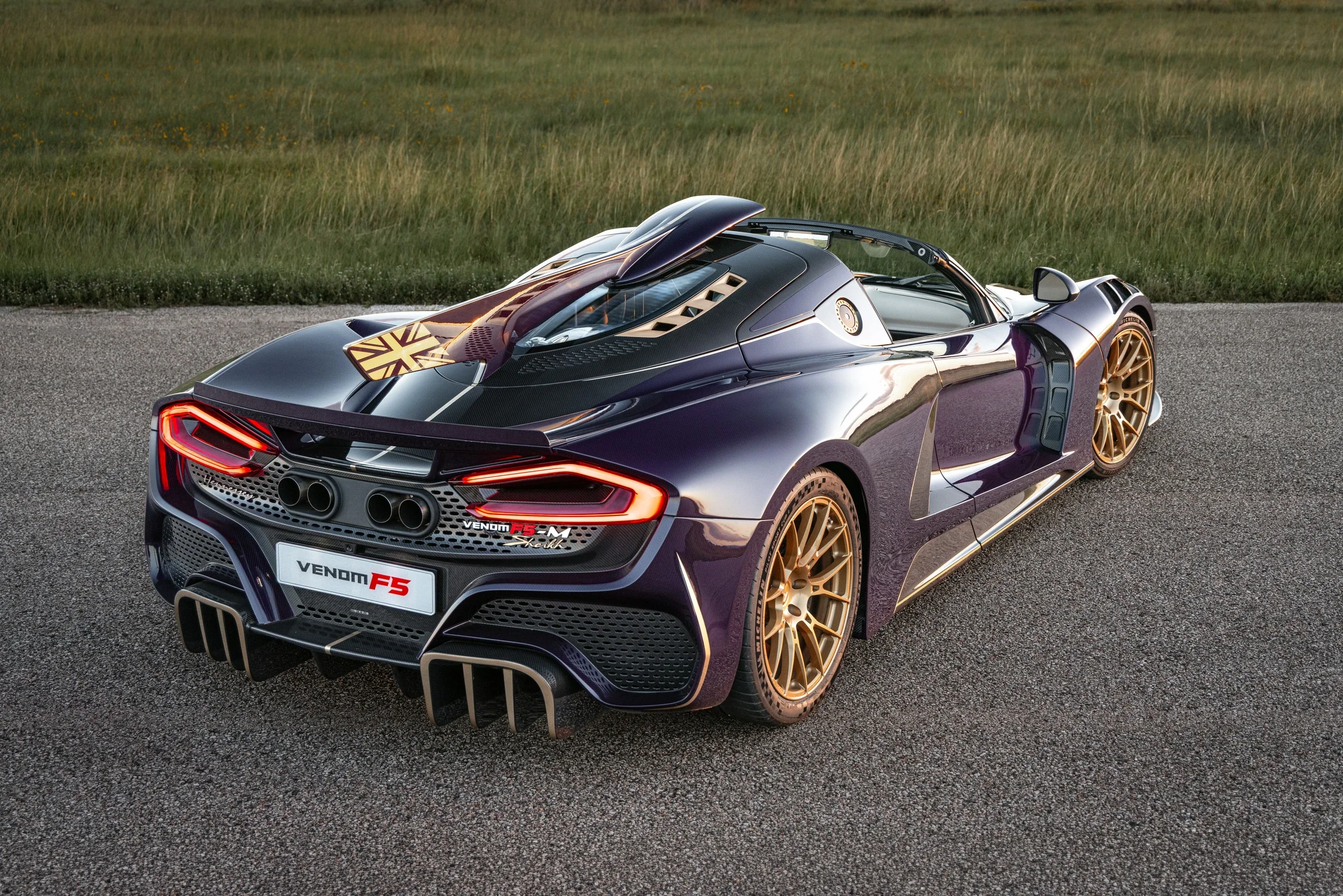 Hennessey Venom F5-M mit violetter Carbonkarosserie und goldenen Designdetails von hinten