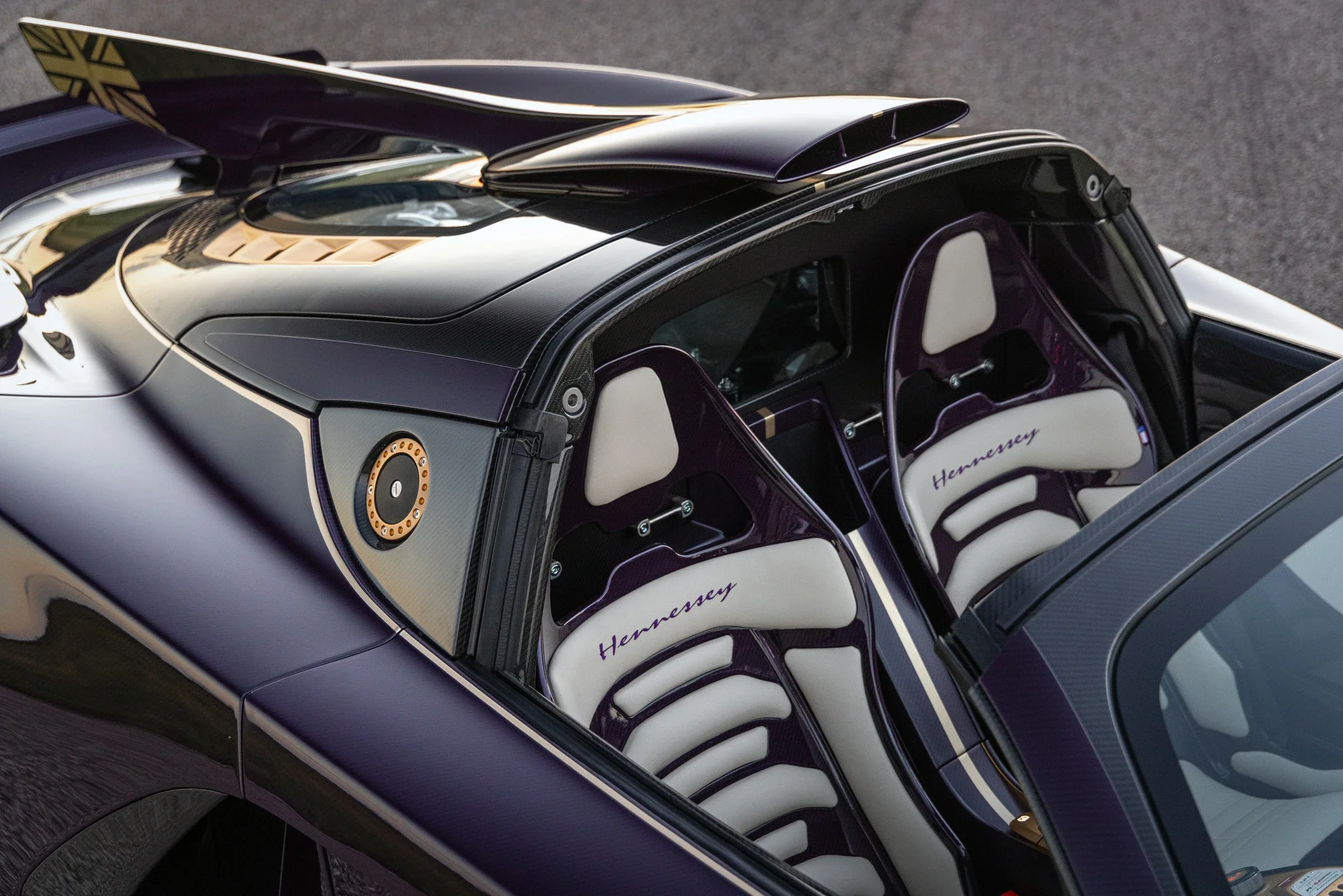 Innenraum des Hennessey Venom F5-M mit hellen Carbon-Sportsitzen und violetten Details