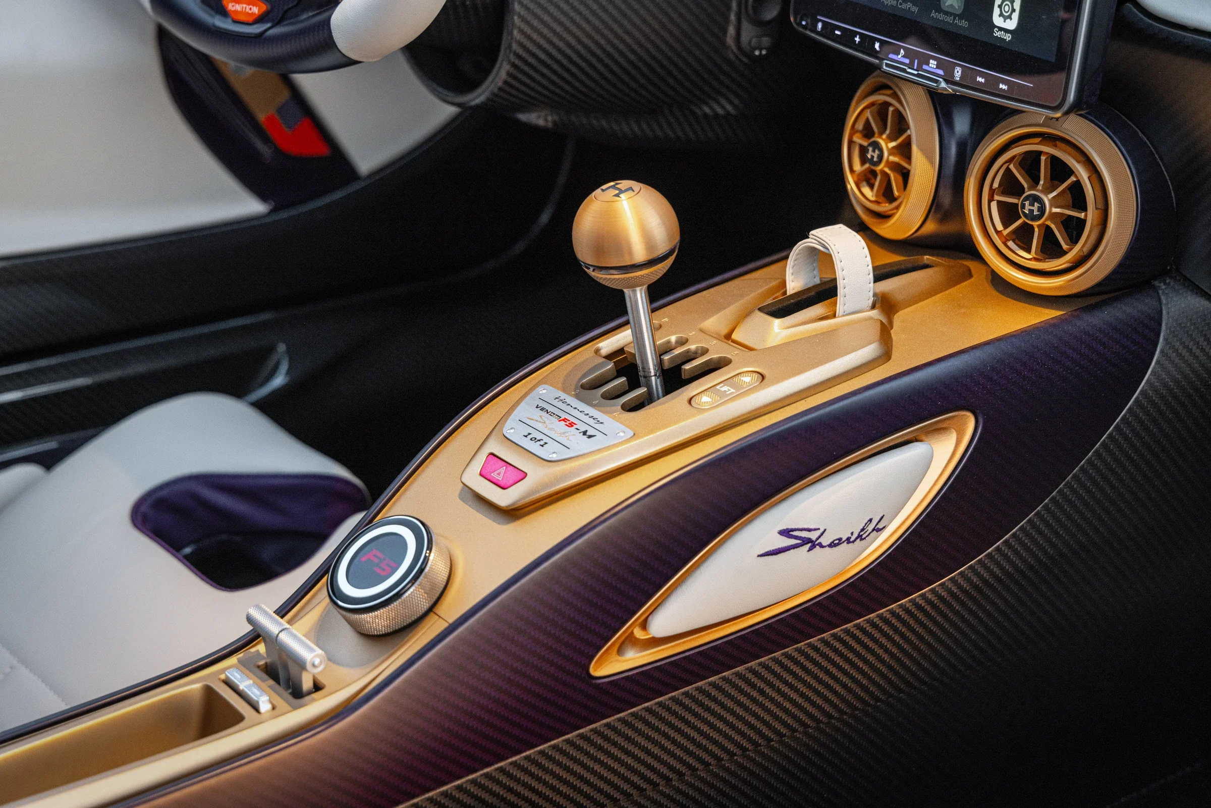 Offene Sechsgang-Schaltkulisse des Hennessey Venom F5-M mit goldenem Schalthebel