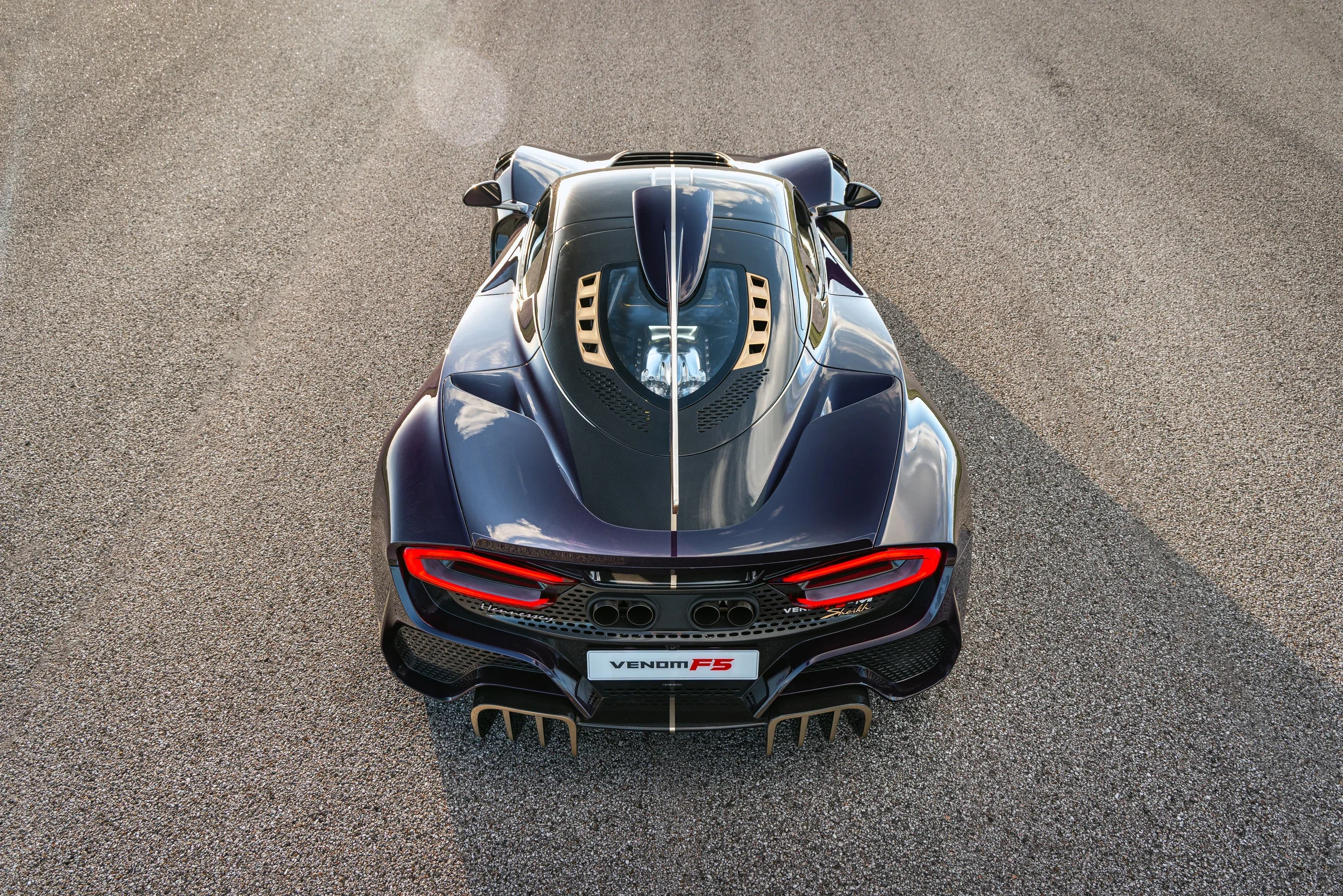 Draufsicht auf das Heck des Hennessey Venom F5-M mit Rückenfinne und Luftführung