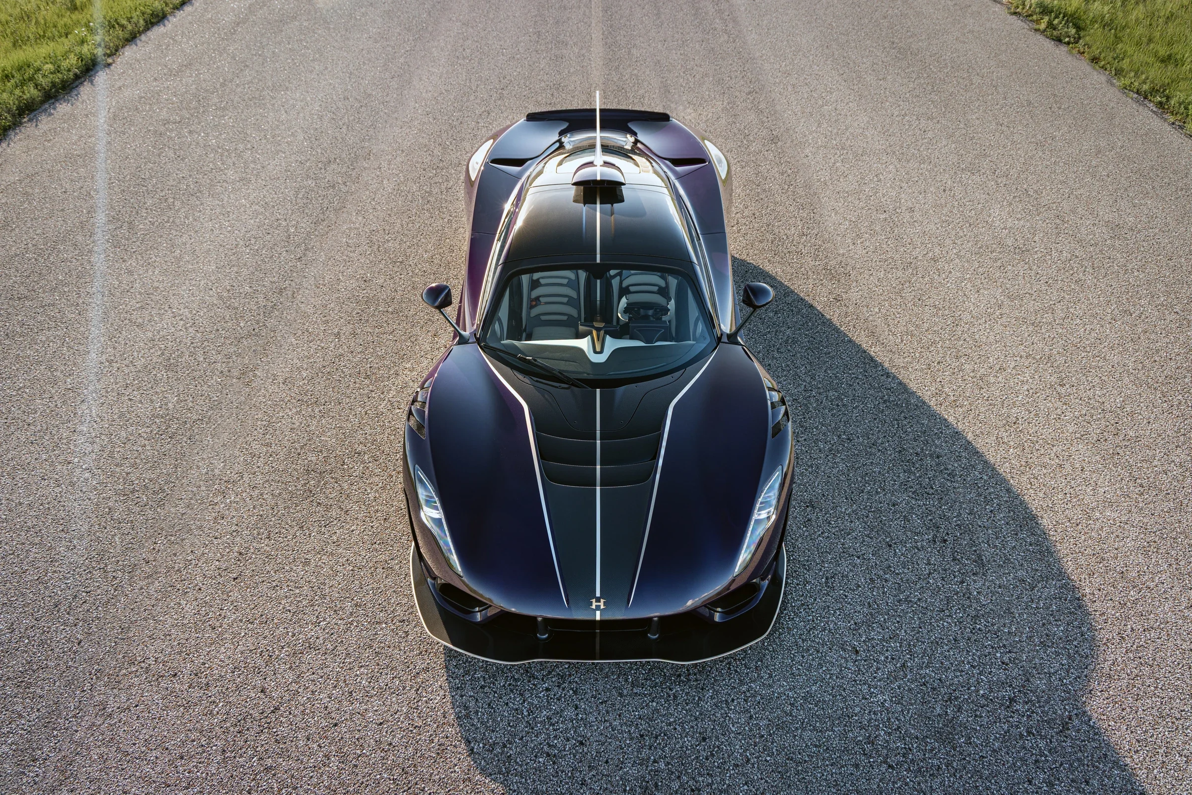 Hennessey Venom F5-M aus der Vogelperspektive mit offenem Cockpit und zentraler Rückenfinne