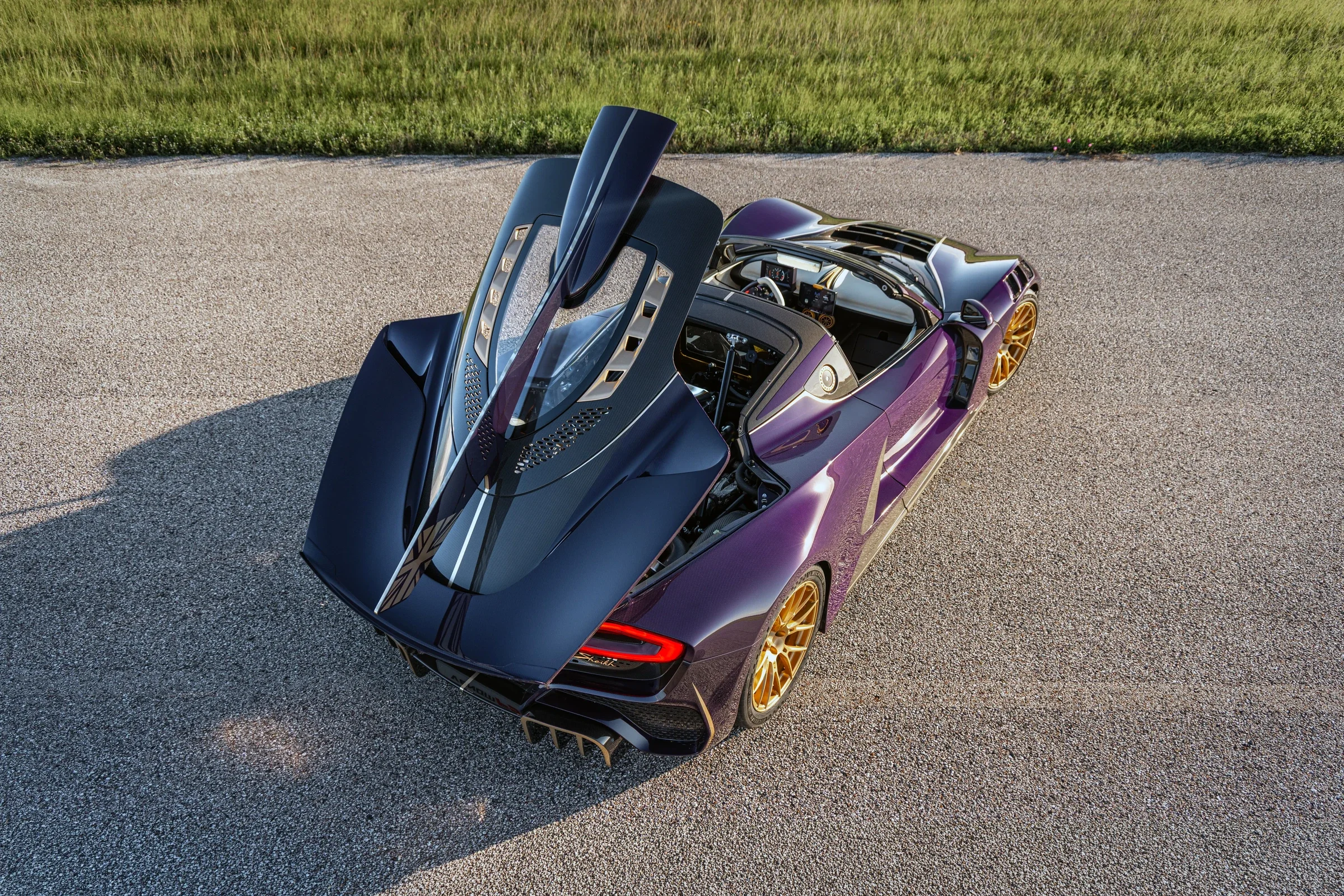 Hennessey Venom F5-M mit geöffneten Türen und offenem Roadster-Cockpit