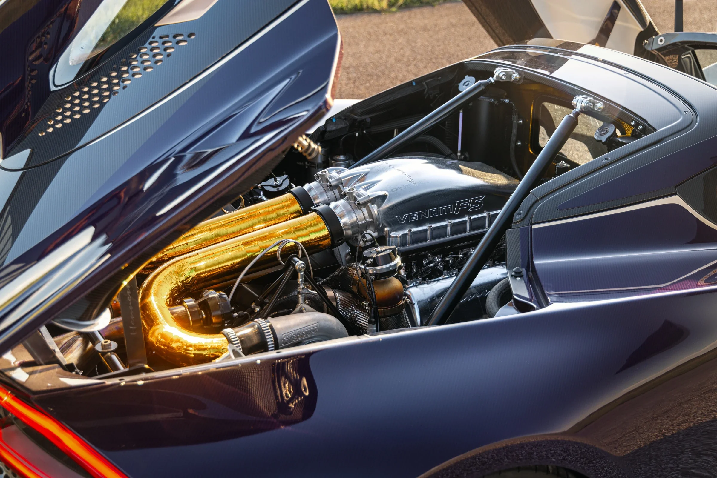 Detailaufnahme des Fury-V8 im Hennessey Venom F5-M mit goldfarbenen Motorkomponenten