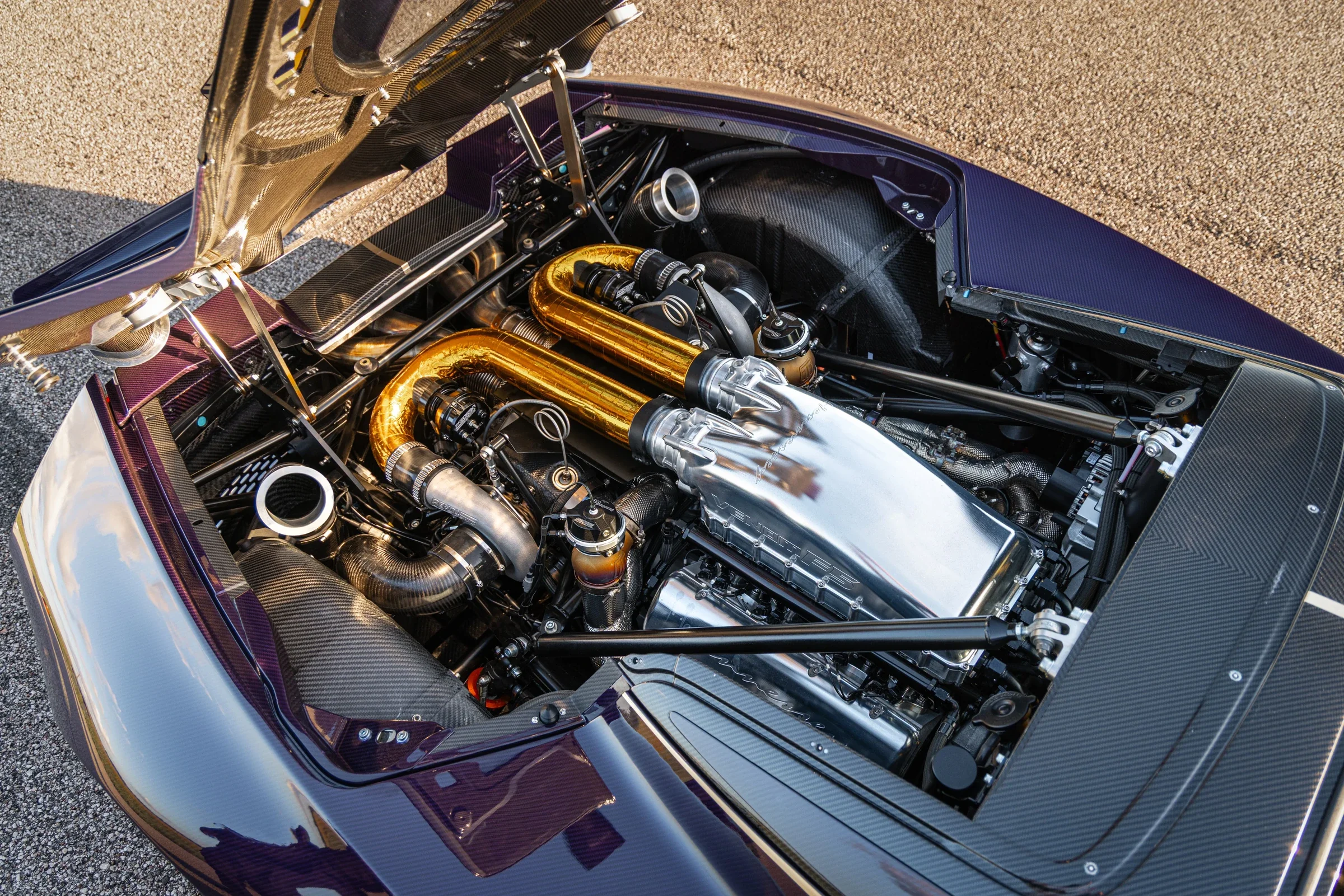 Geöffneter Motorraum des Hennessey Venom F5-M mit 6,6-Liter-Fury-Biturbo-V8
