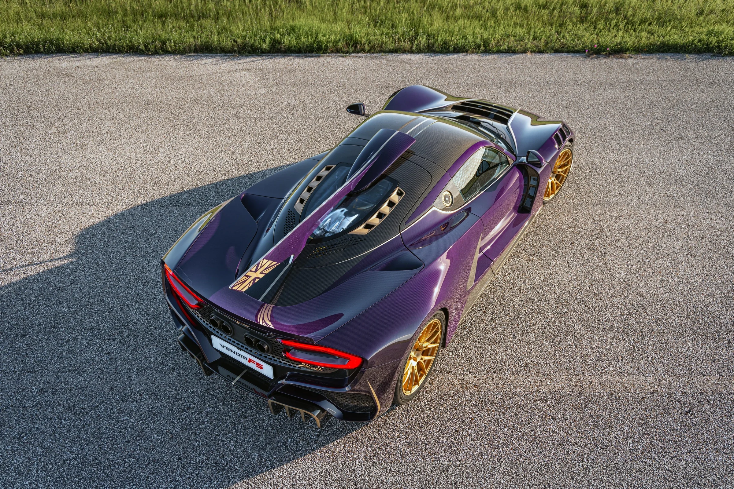 Hennessey Venom F5-M von schräg hinten mit aerodynamisch geformtem Heck
