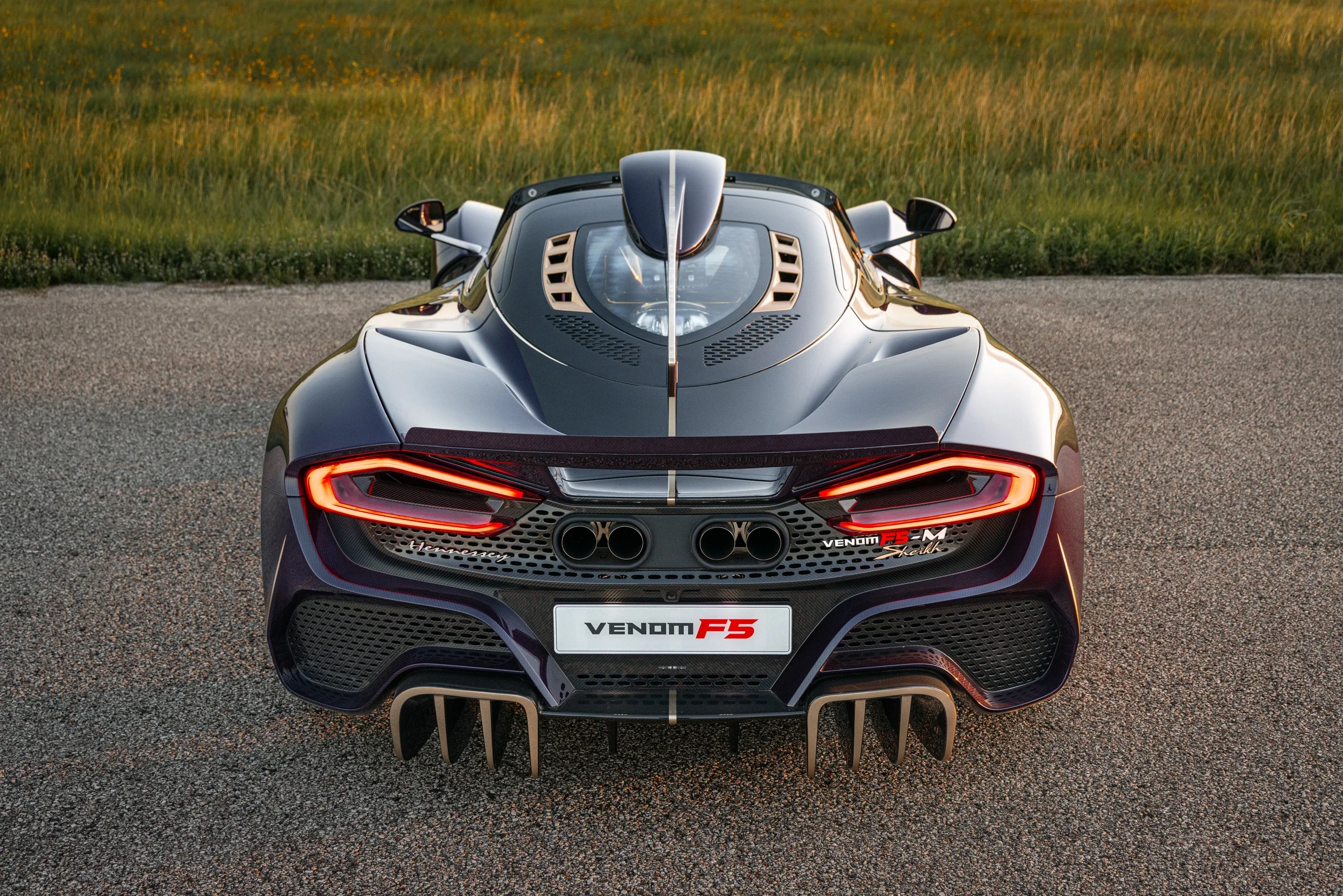 Heck des Hennessey Venom F5-M mit großem Diffusor, Rückleuchten und zentraler Finne