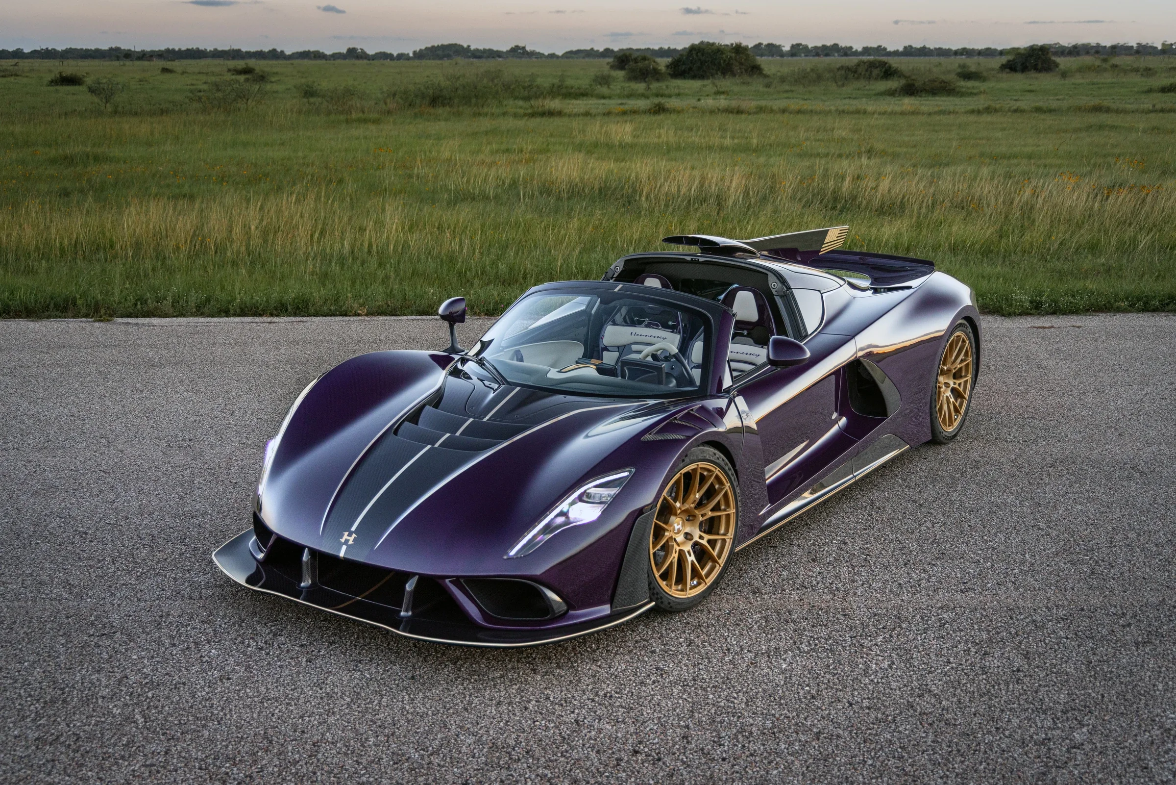 Frontansicht des Hennessey Venom F5-M mit violetter Carbonkarosserie und goldenen Akzenten