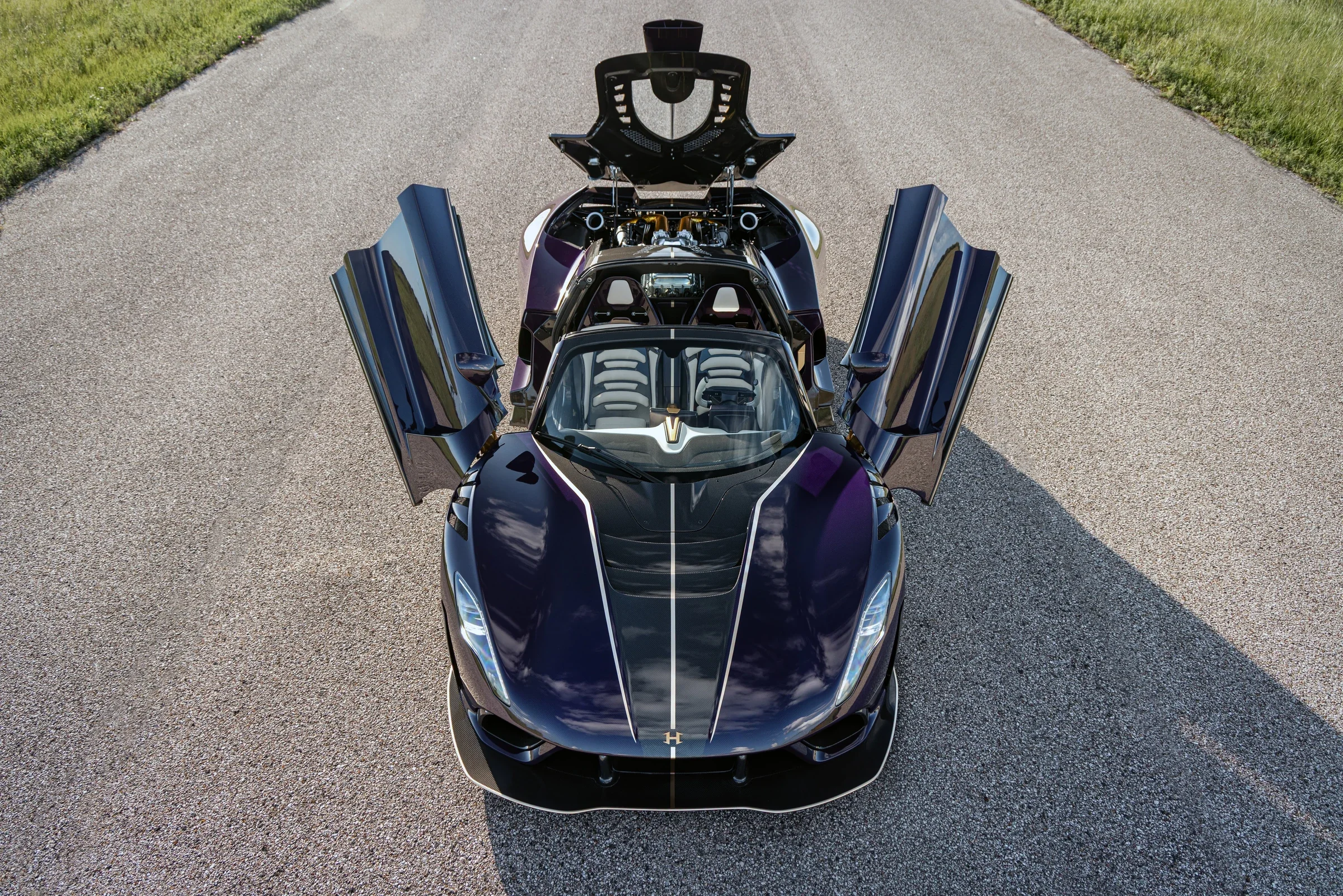 Hennessey Venom F5-M von oben mit geöffneten Türen und Blick in den Innenraum