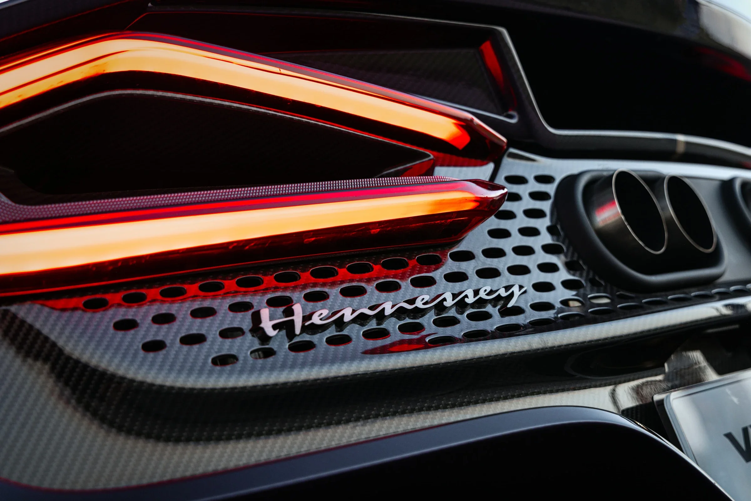 Heckdetail des Hennessey Venom F5-M mit Rückleuchte, Carbonstruktur und Schriftzug