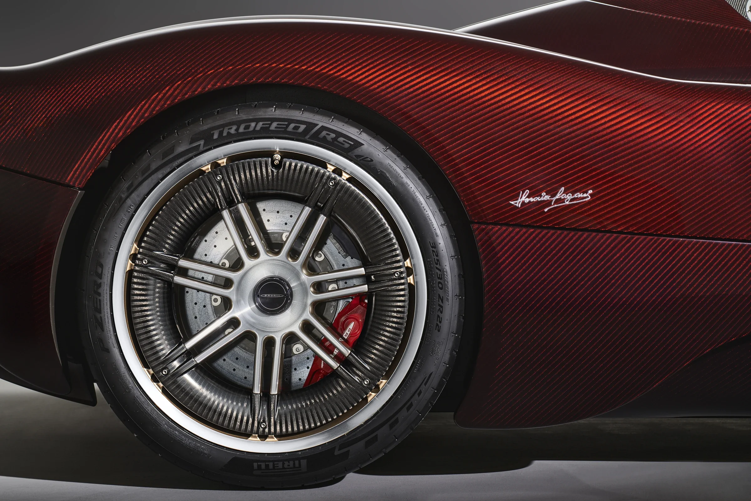 Aeroblade-Hinterrad des Pagani Utopia Roadster mit Carbon-Elementen zur Bremsenkühlung