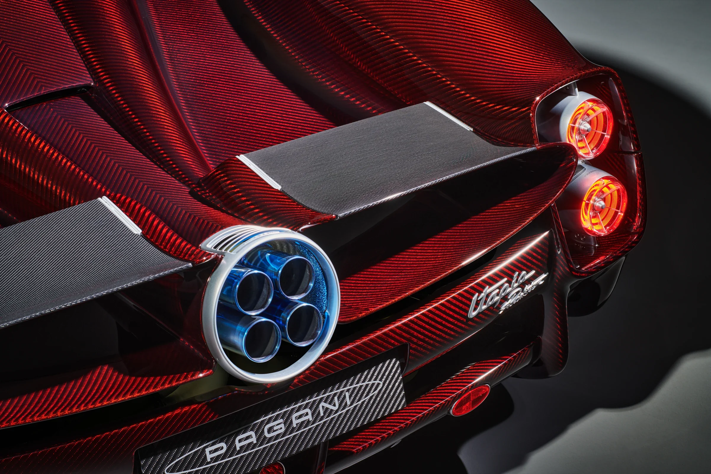 Vier zentrale Endrohre der Titan-Abgasanlage des Pagani Utopia Roadster