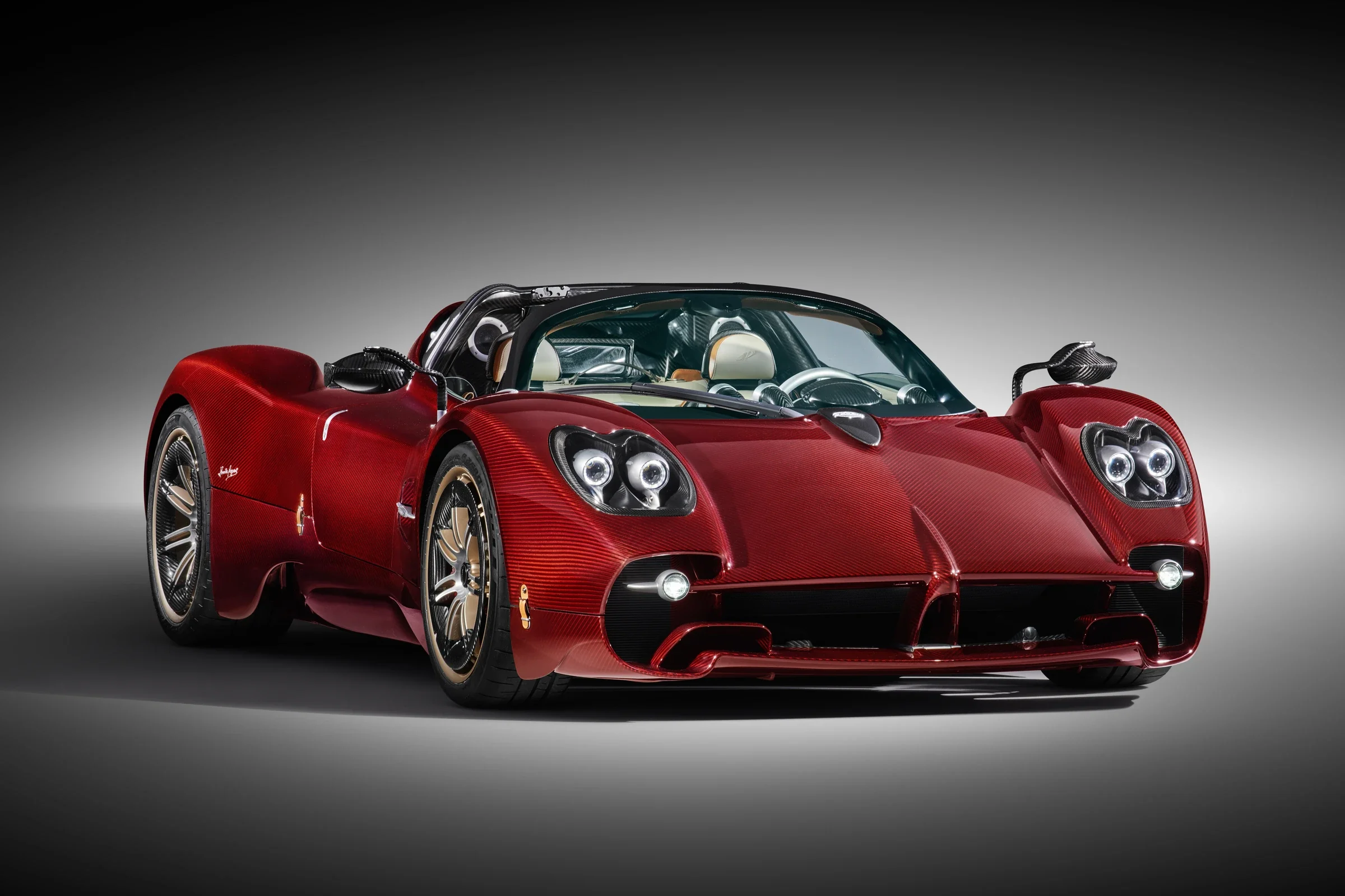 Roter Pagani Utopia Roadster in schräger Frontansicht mit geschlossenem Verdeck