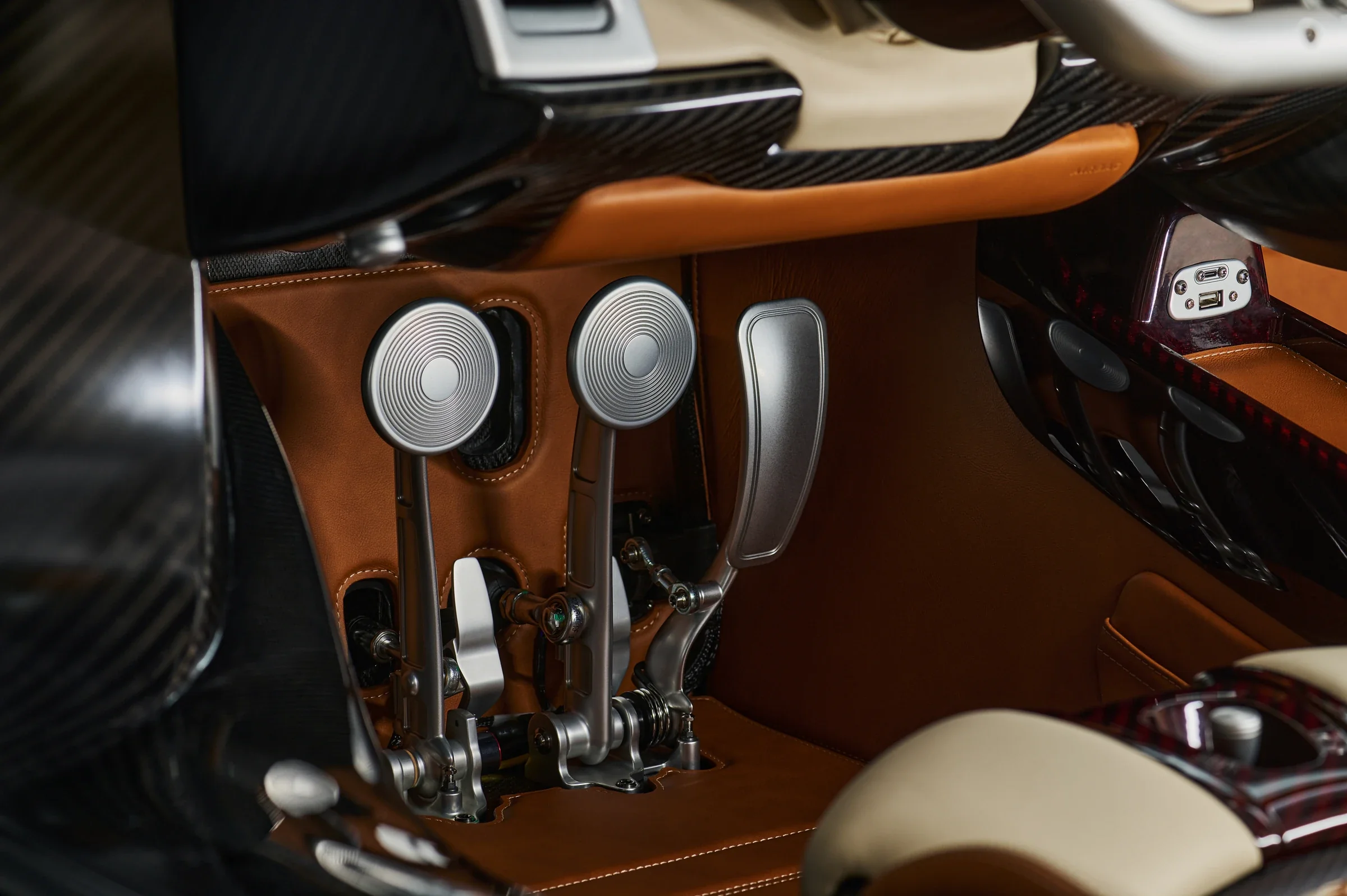 Aufwendig gestaltete Metallpedale im Fußraum des Pagani Utopia Roadster