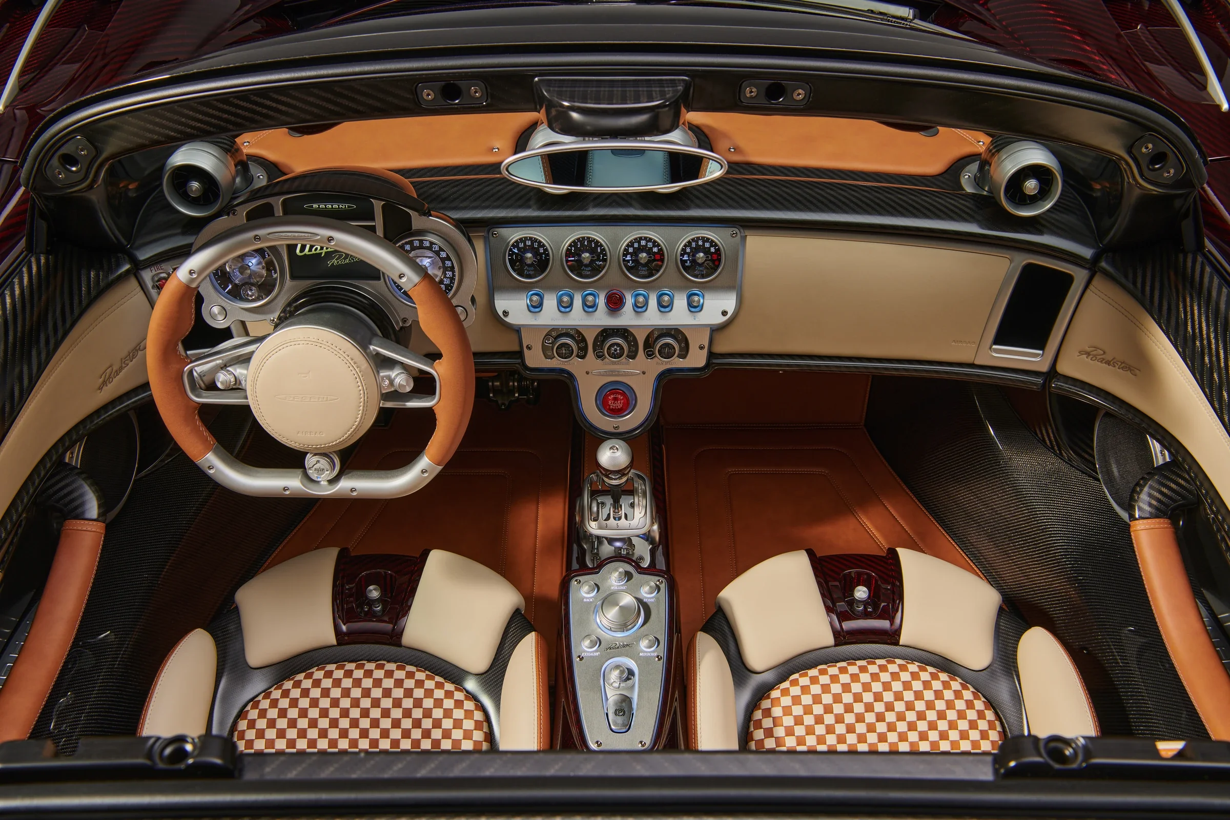 Innenraum des Pagani Utopia Roadster von oben mit analogen Instrumenten und Mittelkonsole