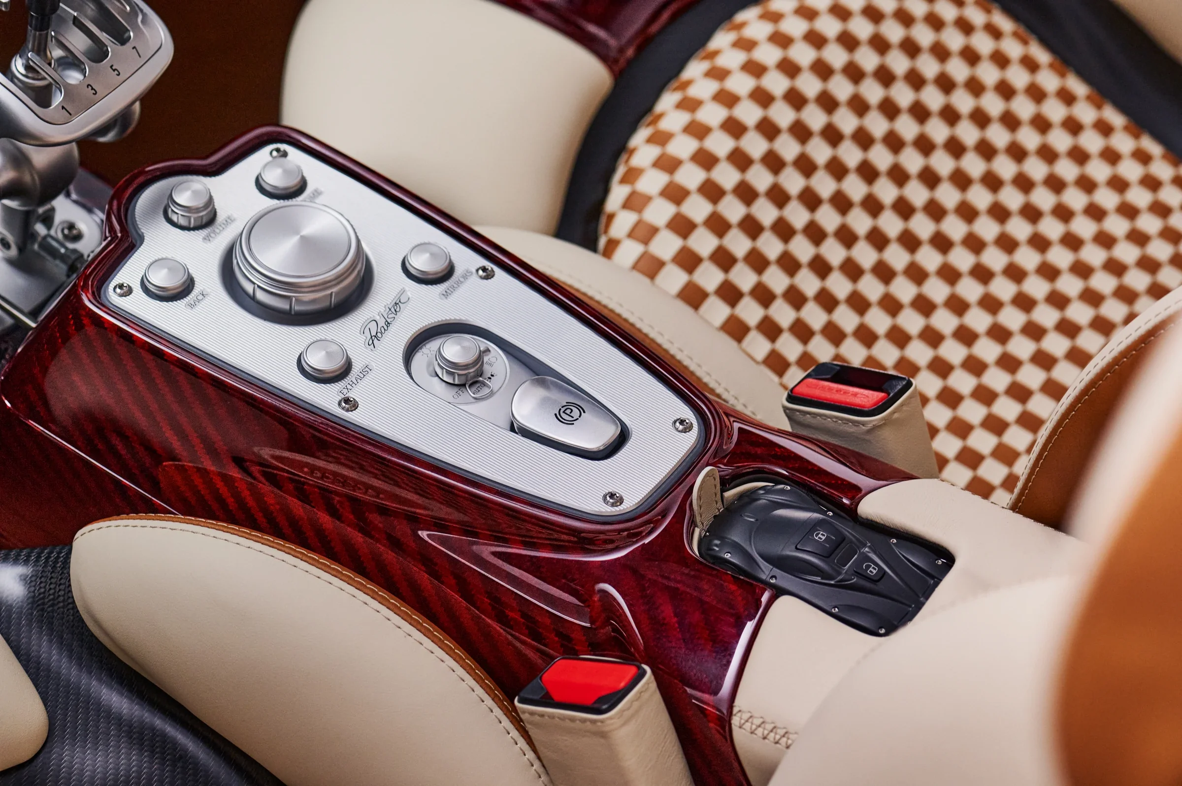 Manuelle Siebengang-Schaltung des Pagani Utopia Roadster mit offener Schaltmechanik