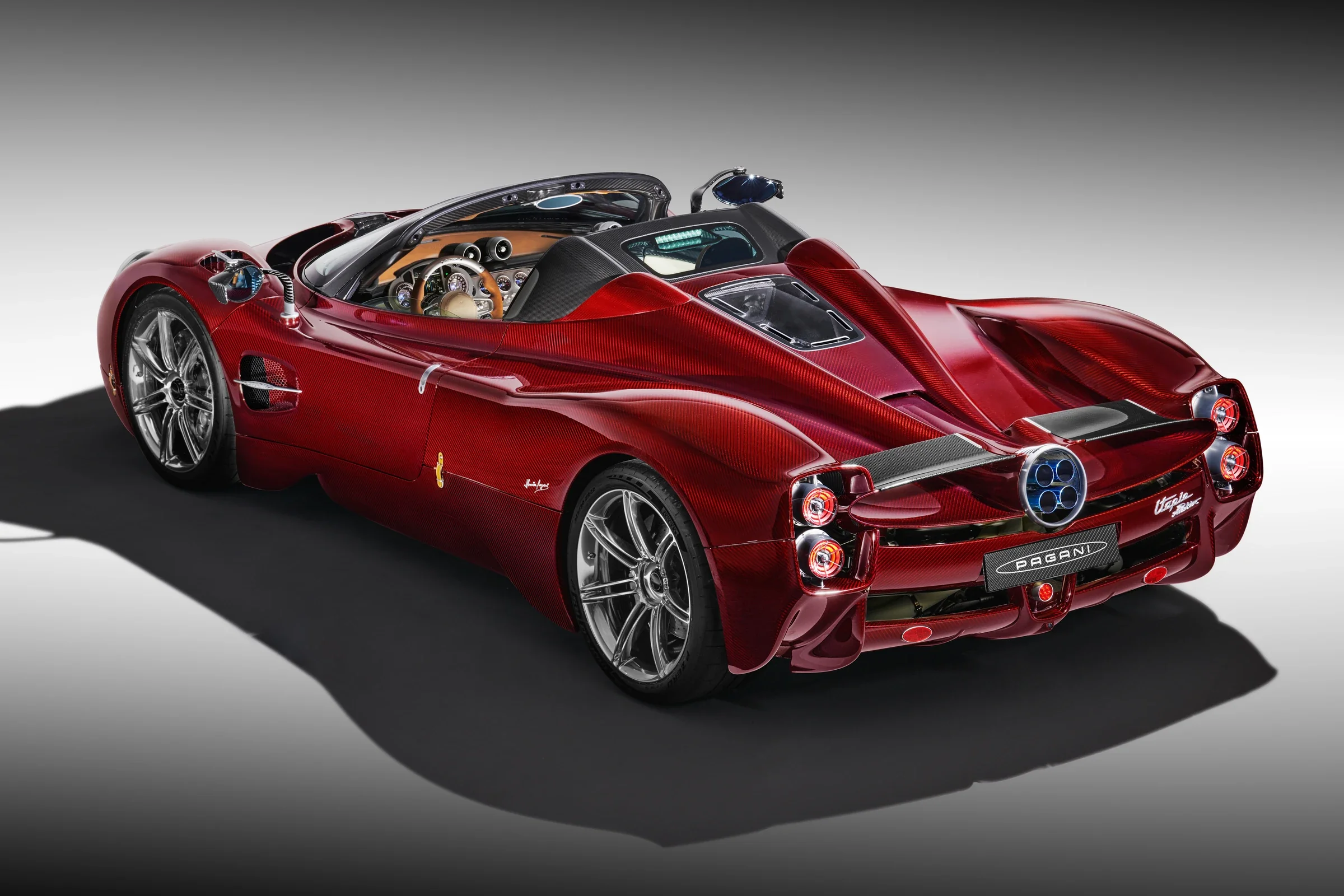 Pagani Utopia Roadster in erhöhter Heckansicht mit sichtbarer Carbonkarosserie