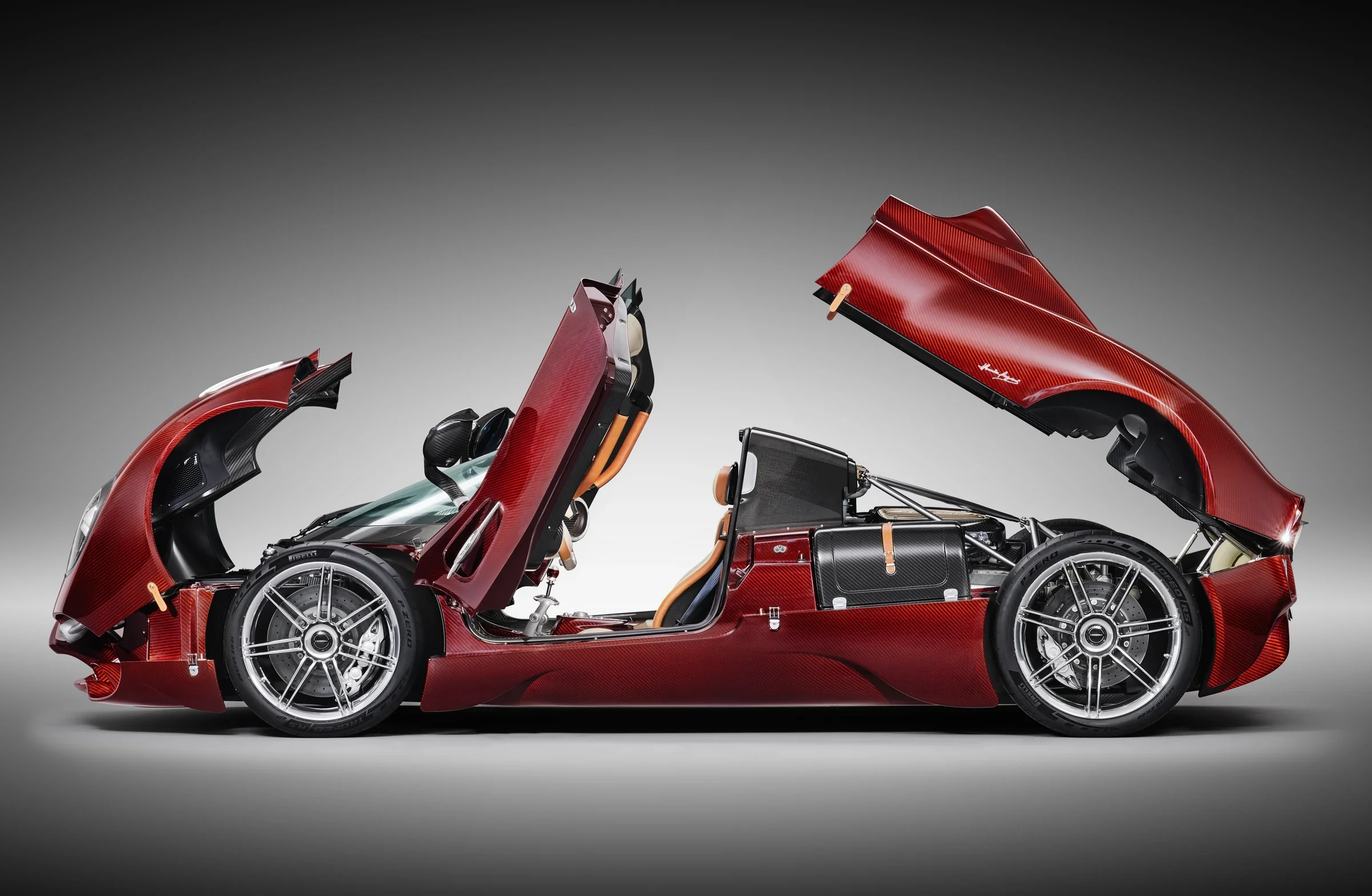 Offener Pagani Utopia Roadster in Seitenansicht mit aufgestellten Schmetterlingstüren