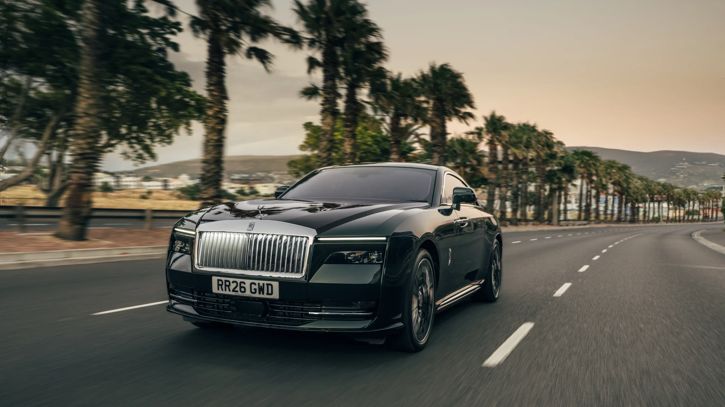Rolls-Royce Spectre Series II bei Fahrt auf einer Küstenstraße