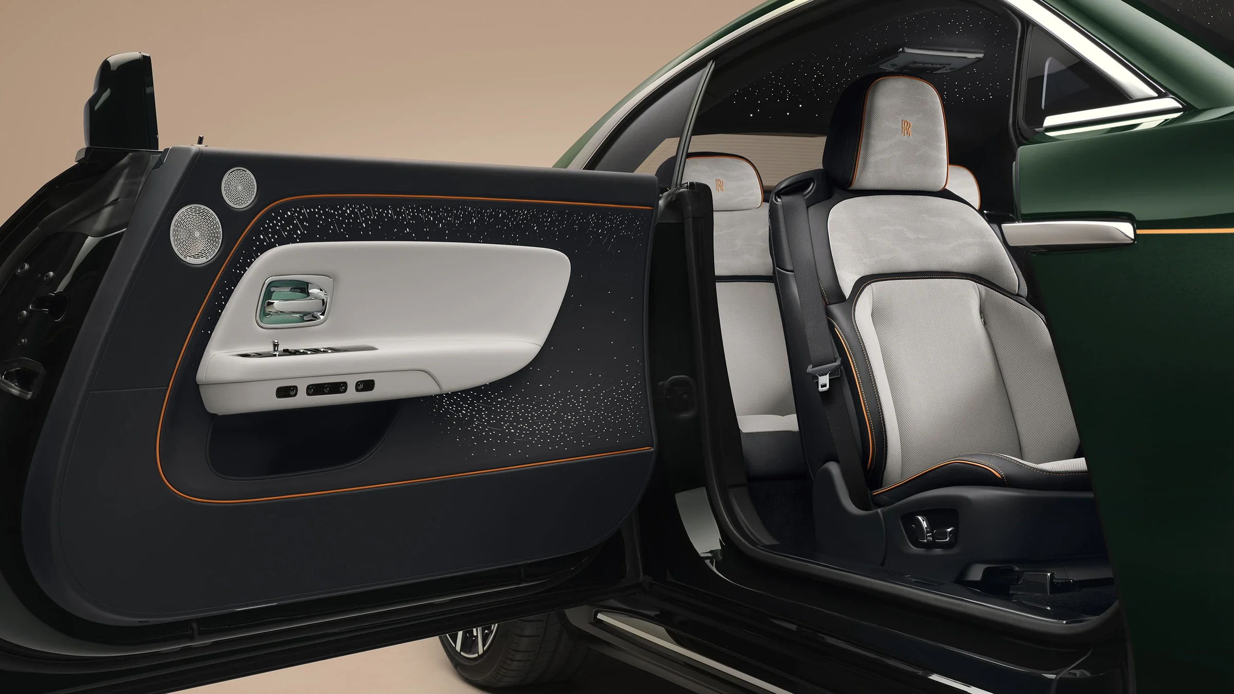 Luxuriöser Innenraum des Rolls-Royce Spectre Series II mit geöffnetem Coach Door