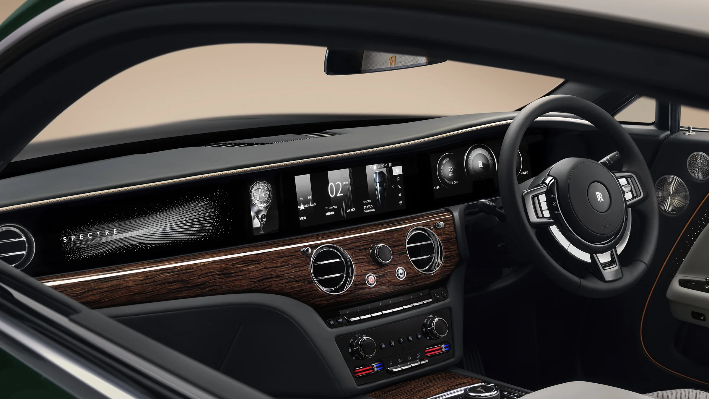 Innenraum des Rolls-Royce Spectre Series II mit Dashboard und Holzverkleidung