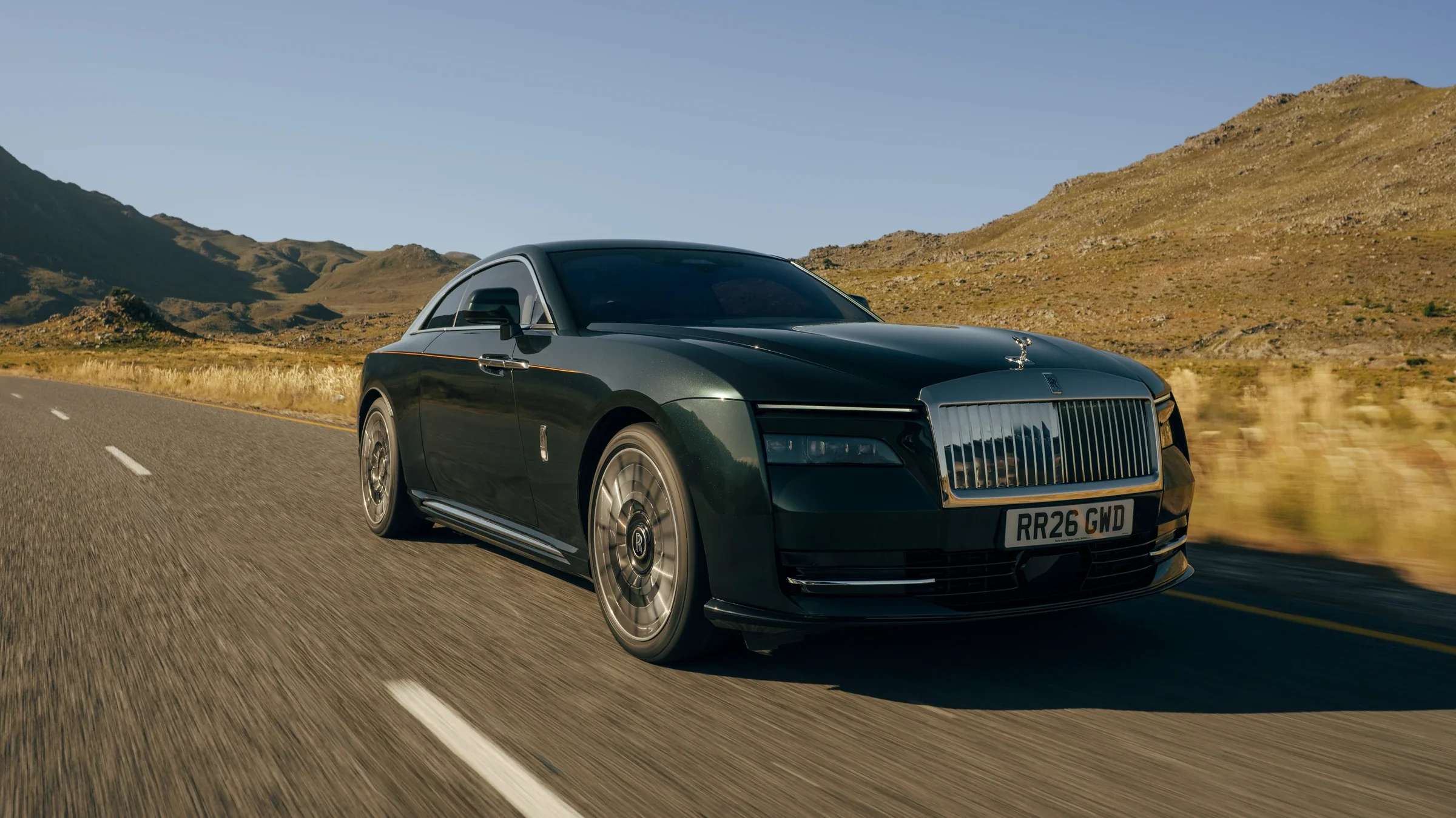 Quelle: https://www.press.rolls-roycemotorcars.com/rolls-royce-motor-cars-pressclub/photo/compilation/T0458258EN/rolls-royce-presents-spectre-series-ii:-the-relentless-pursuit-of-perfection-continues