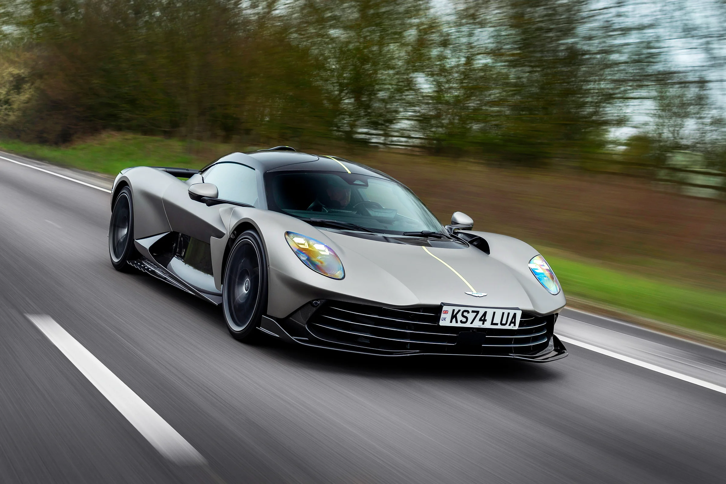 Aston Martin Valhalla bei schneller Straßenfahrt