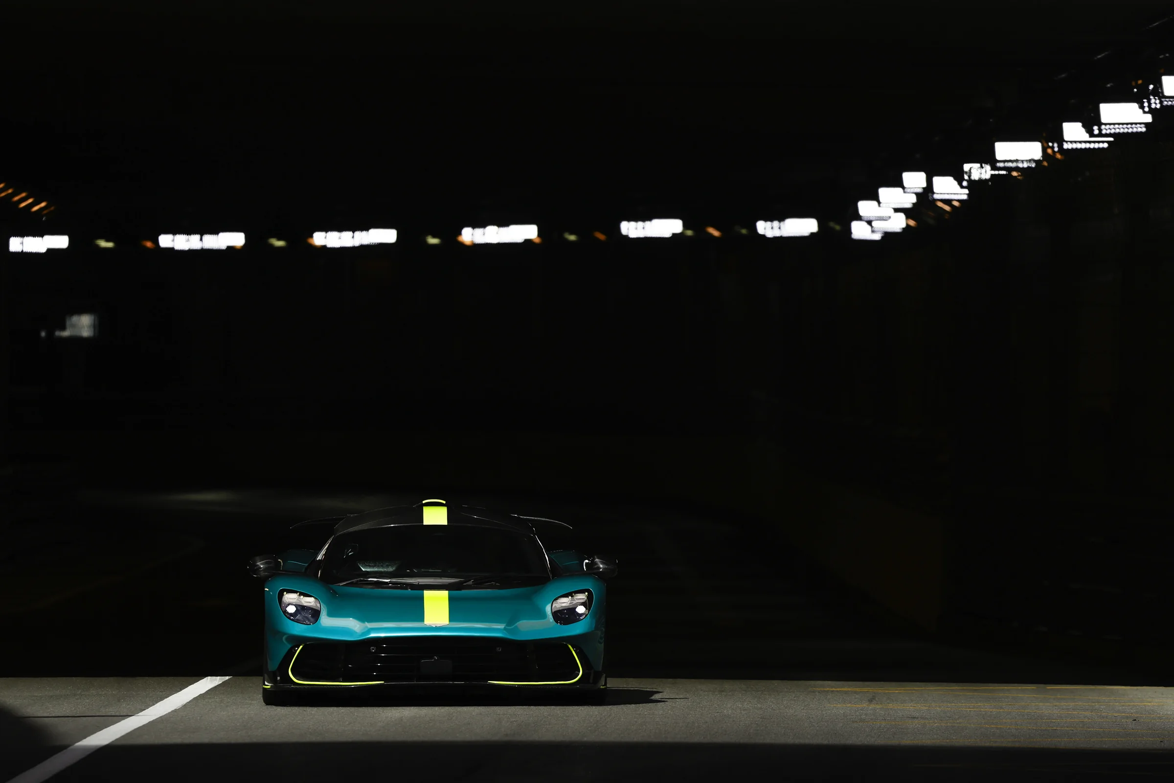 Aston Martin Valhalla frontal im Tunnel