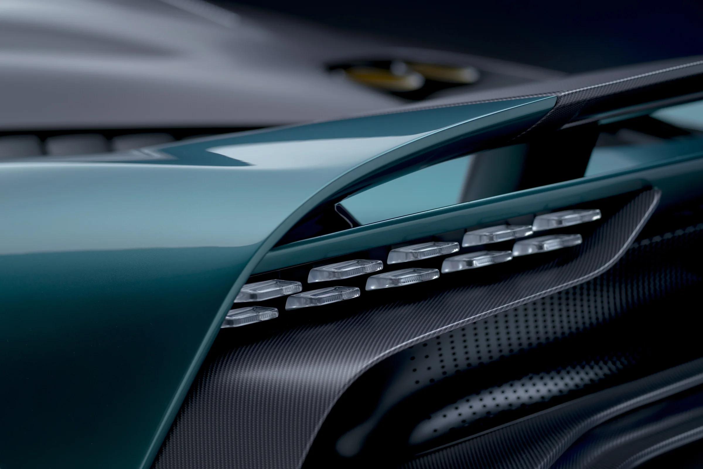 3D-Rückleuchten am Heck des Aston Martin Valhalla