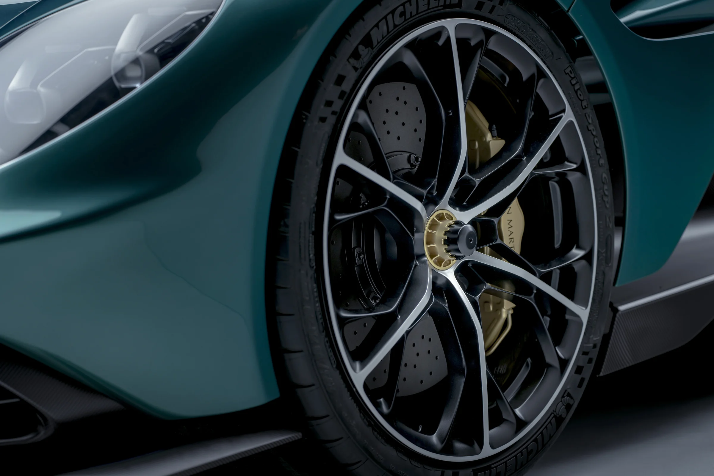 Rad und Carbon-Keramik-Bremse des Aston Martin Valhalla