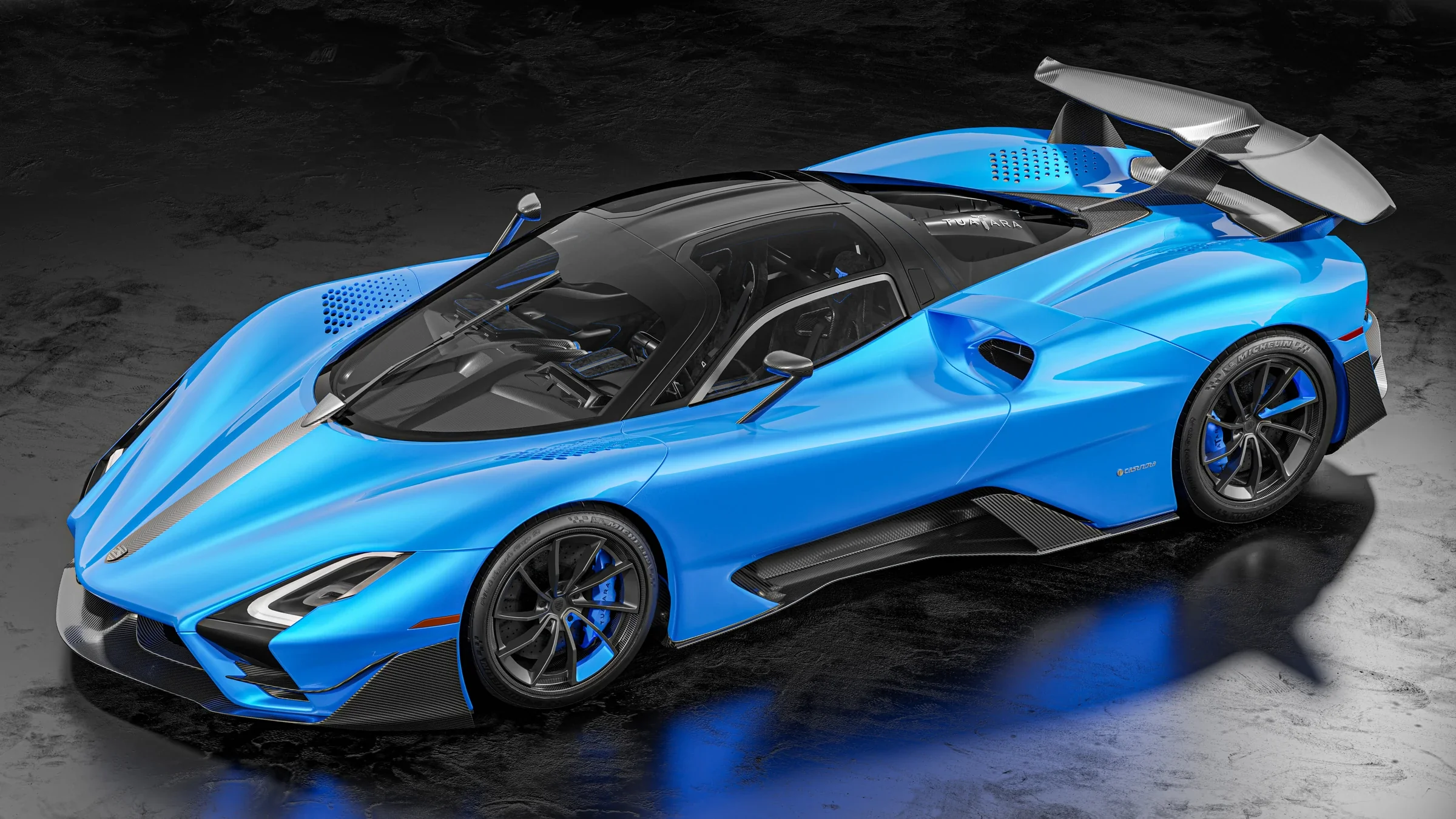 Blauer SSC Tuatara Striker mit großem Heckflügel in der Außenansicht