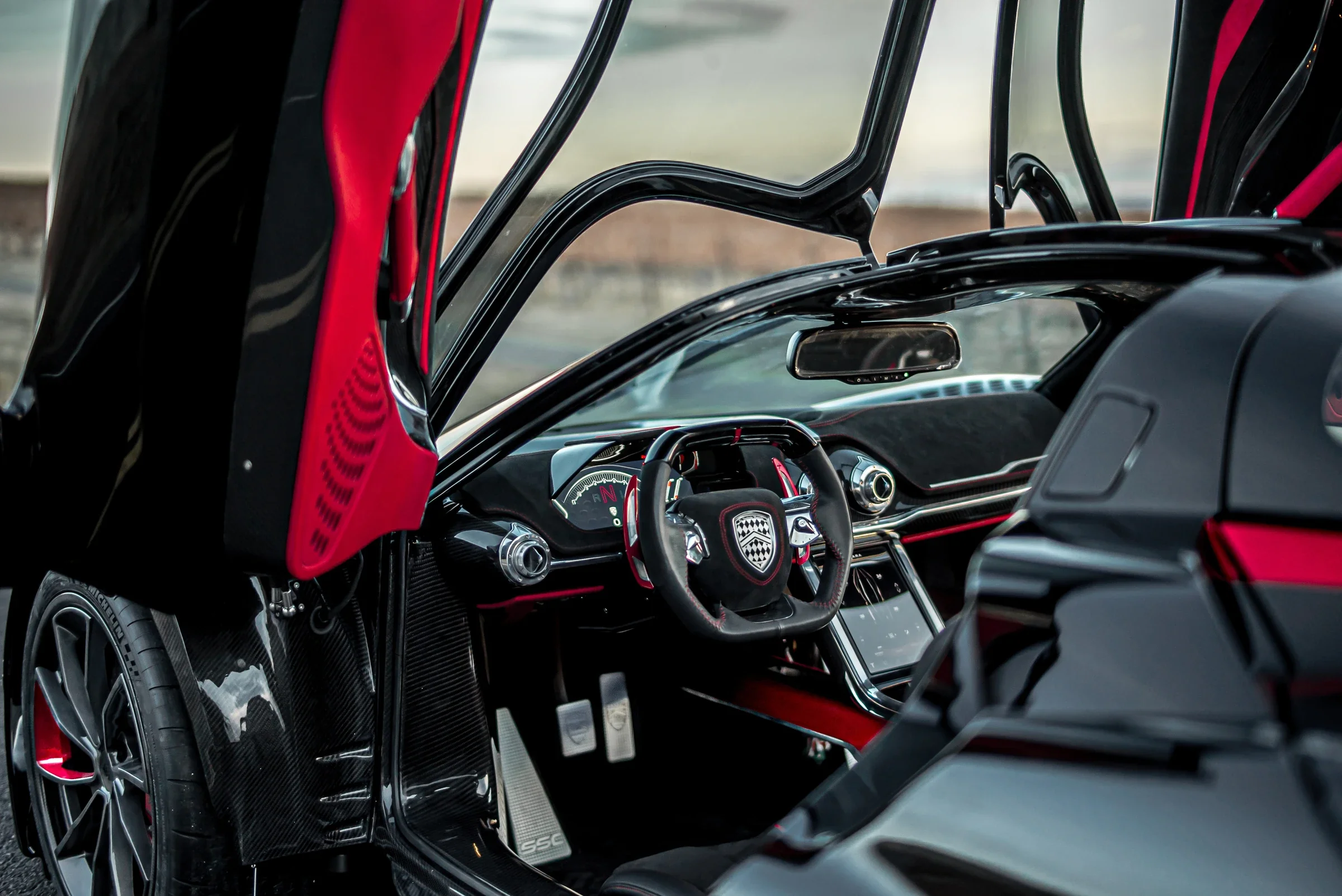 Cockpit des SSC Tuatara mit Carbon-Monocoque und digitalem Fahrerdisplay