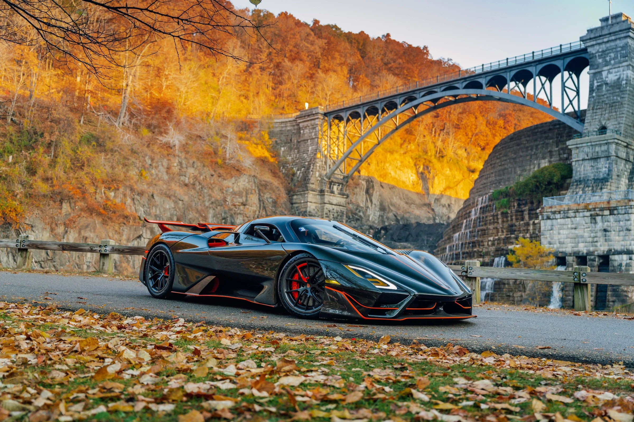 SSC Tuatara Striker vor einer Steinbrücke in herbstlicher Landschaft